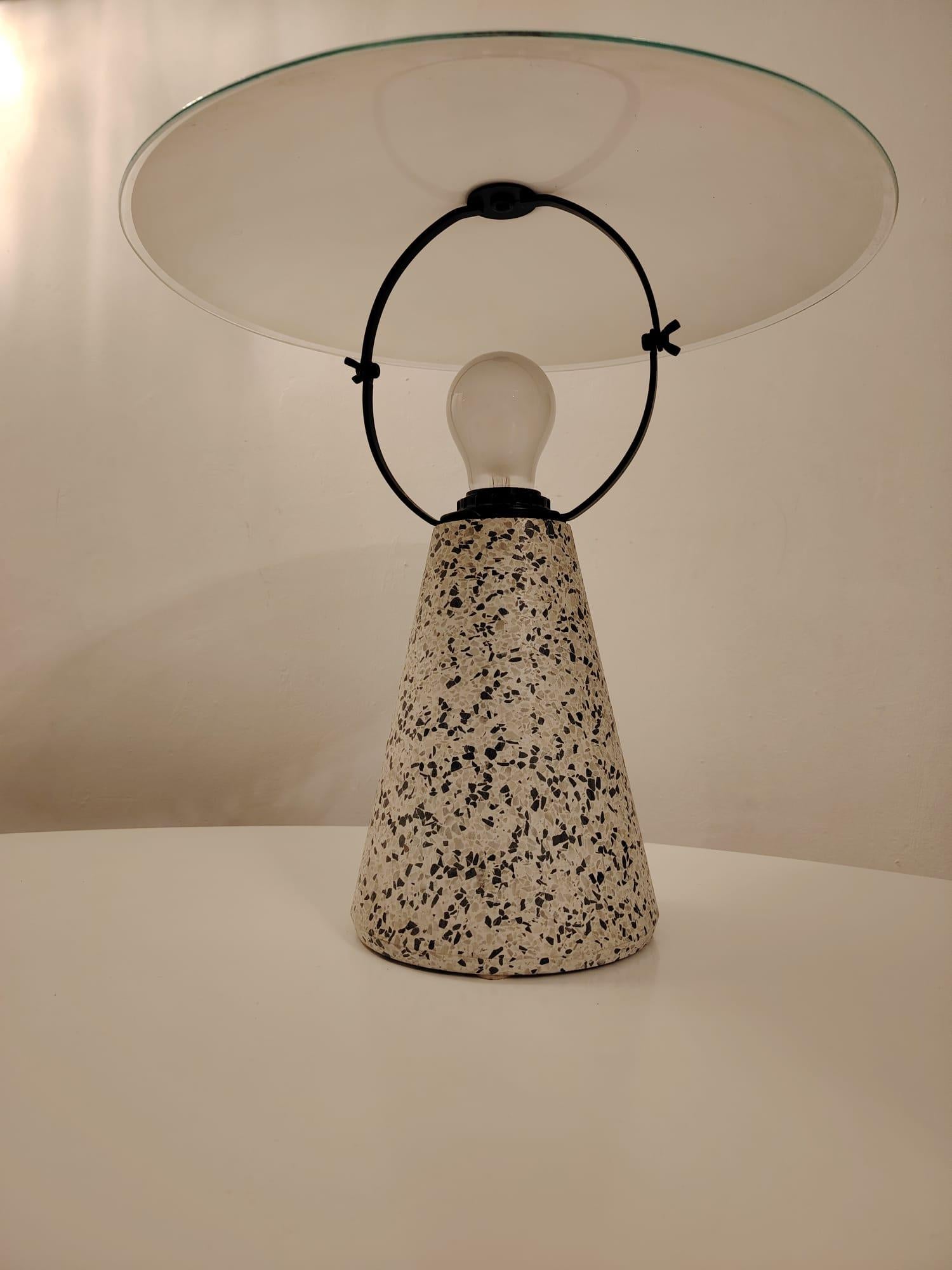 Base Terazzo avec l'abat-jour réglable en verre au lait. Conçu en Suède dans les années 1990. Equipé d'une prise E27