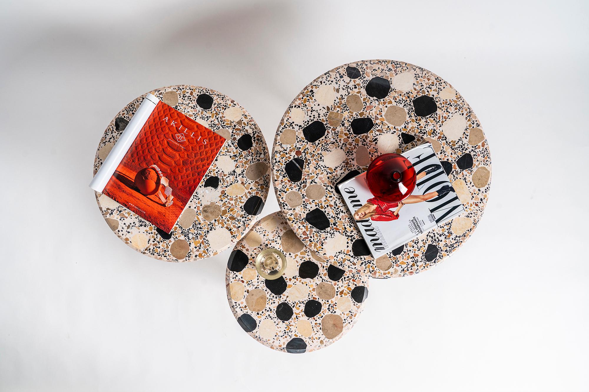 Die sich überschneidenden Silhouetten unserer drei Terrazzo-Nesting-Tische sind eine Metapher für Eleganz. Ob im Wohnzimmer, auf der Terrasse oder im Warteraum, dieses Set aus drei stapelbaren Tischen ist die perfekte Kombination aus Notwendigkeit
