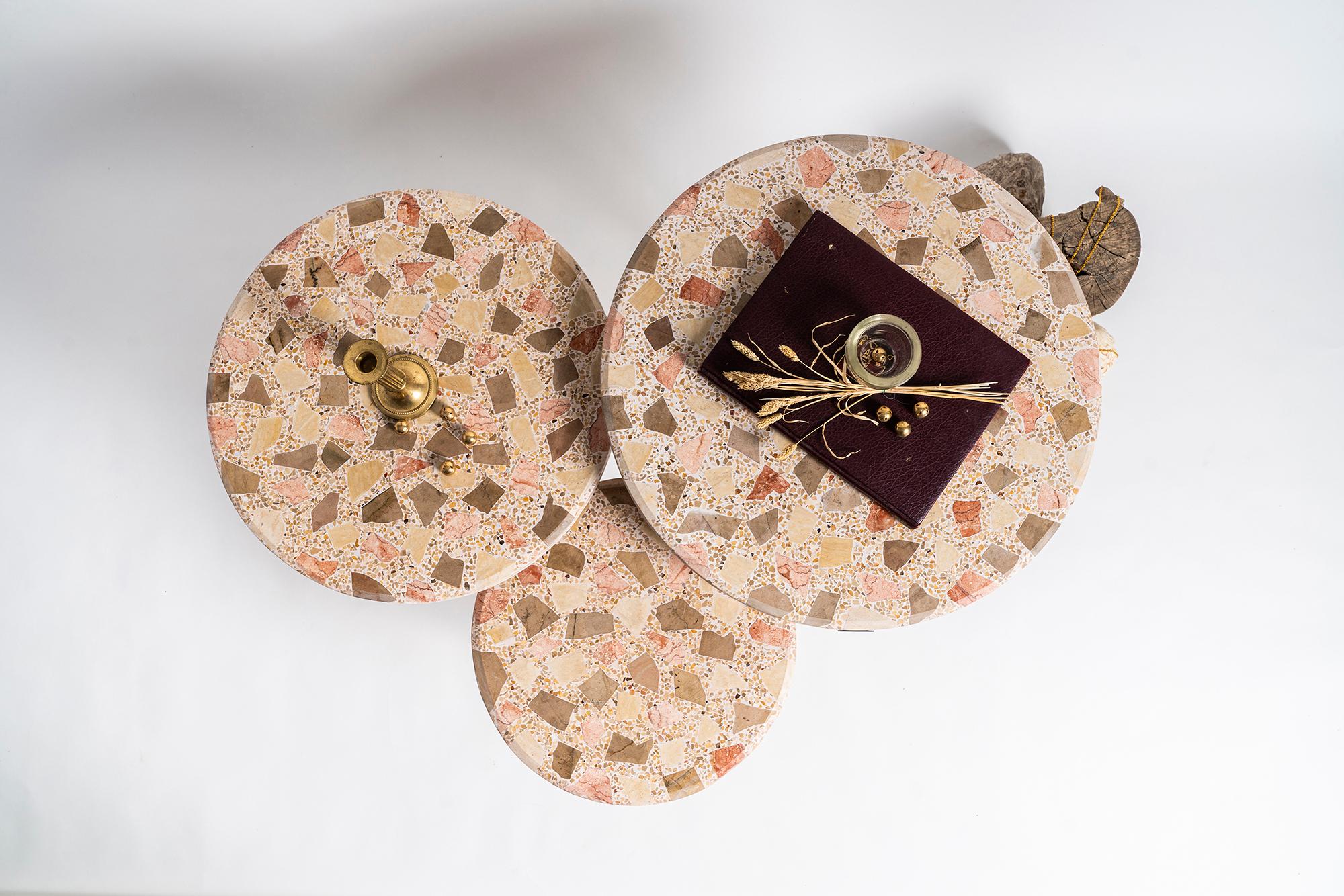 Die sich überschneidenden Silhouetten unserer drei Terrazzo-Nesting-Tische sind eine Metapher für Eleganz. Ob im Wohnzimmer, auf der Terrasse oder im Warteraum, dieses Set aus drei stapelbaren Tischen ist die perfekte Kombination aus Notwendigkeit