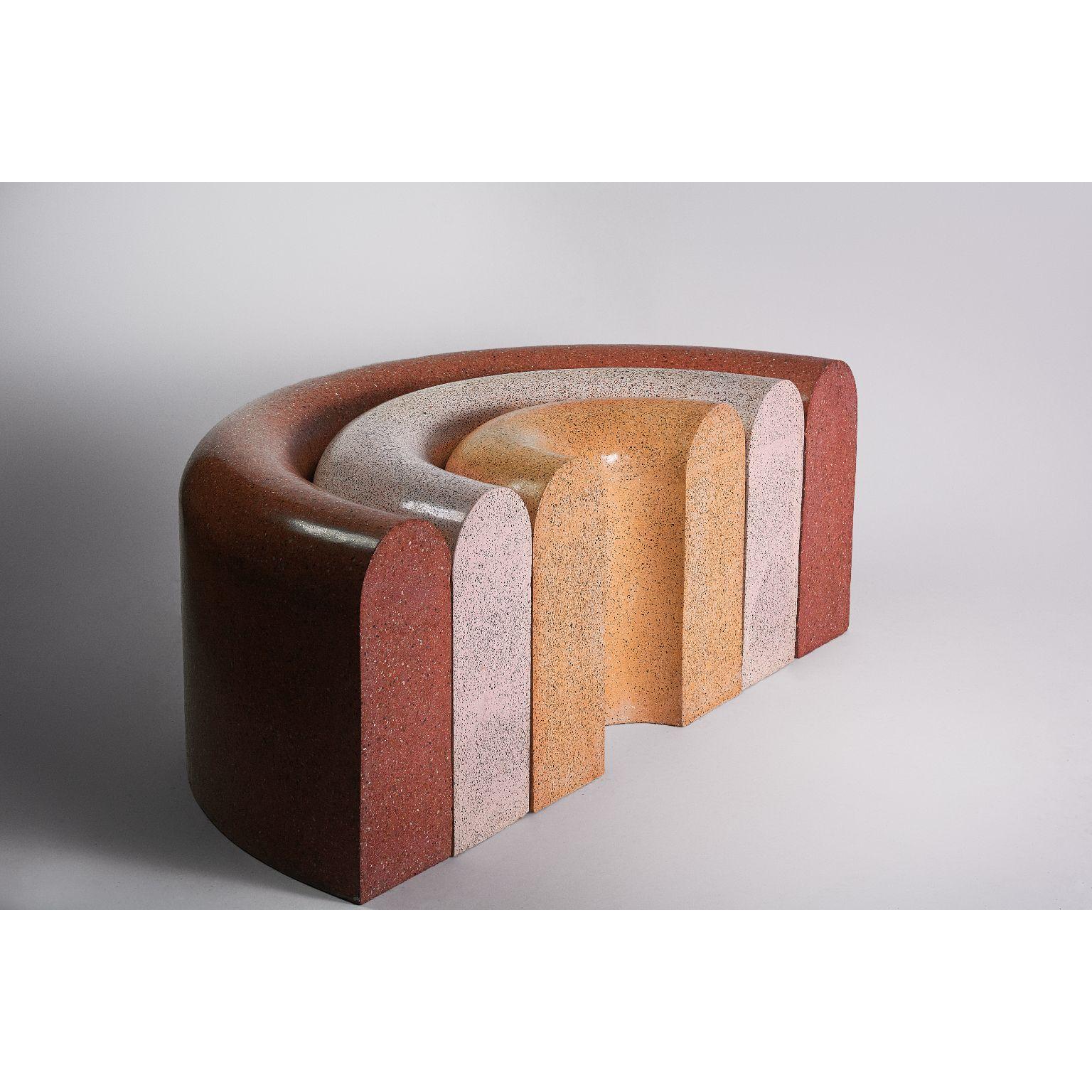 Banc arc-en-ciel en terrazzo par Lilia Cruz Corona Garduño
Série sur le bonheur
Dimensions : L 60 x D 12 x H 43 cm
Matériaux : Terrazzo (béton pigmenté et marbre granulé)

Platalea Studio est né d'une passion pour l'art et le design. Nous aimons la