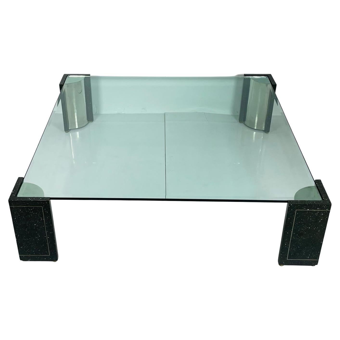 Voici la table basse Terrazzo, en acier inoxydable et en verre, un meuble étonnant inspiré par le designer emblématique Karl Springer et fabriqué aux États-Unis dans les années 1970. Cette élégante table basse présente un design épuré et moderne qui