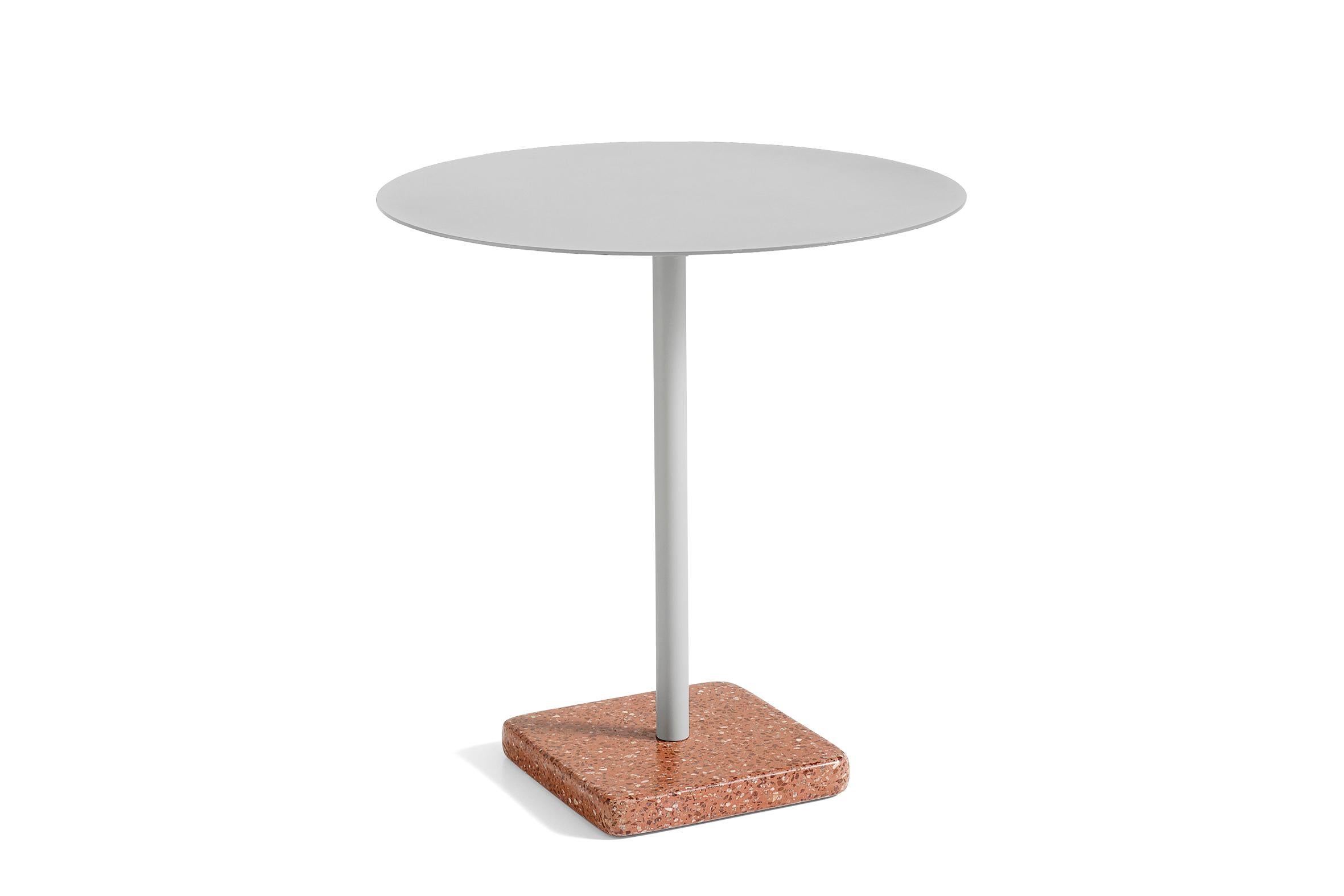 Scandinave moderne Table ronde, rouge et gris ciel, par Daniel Enoksson pour Hay en vente