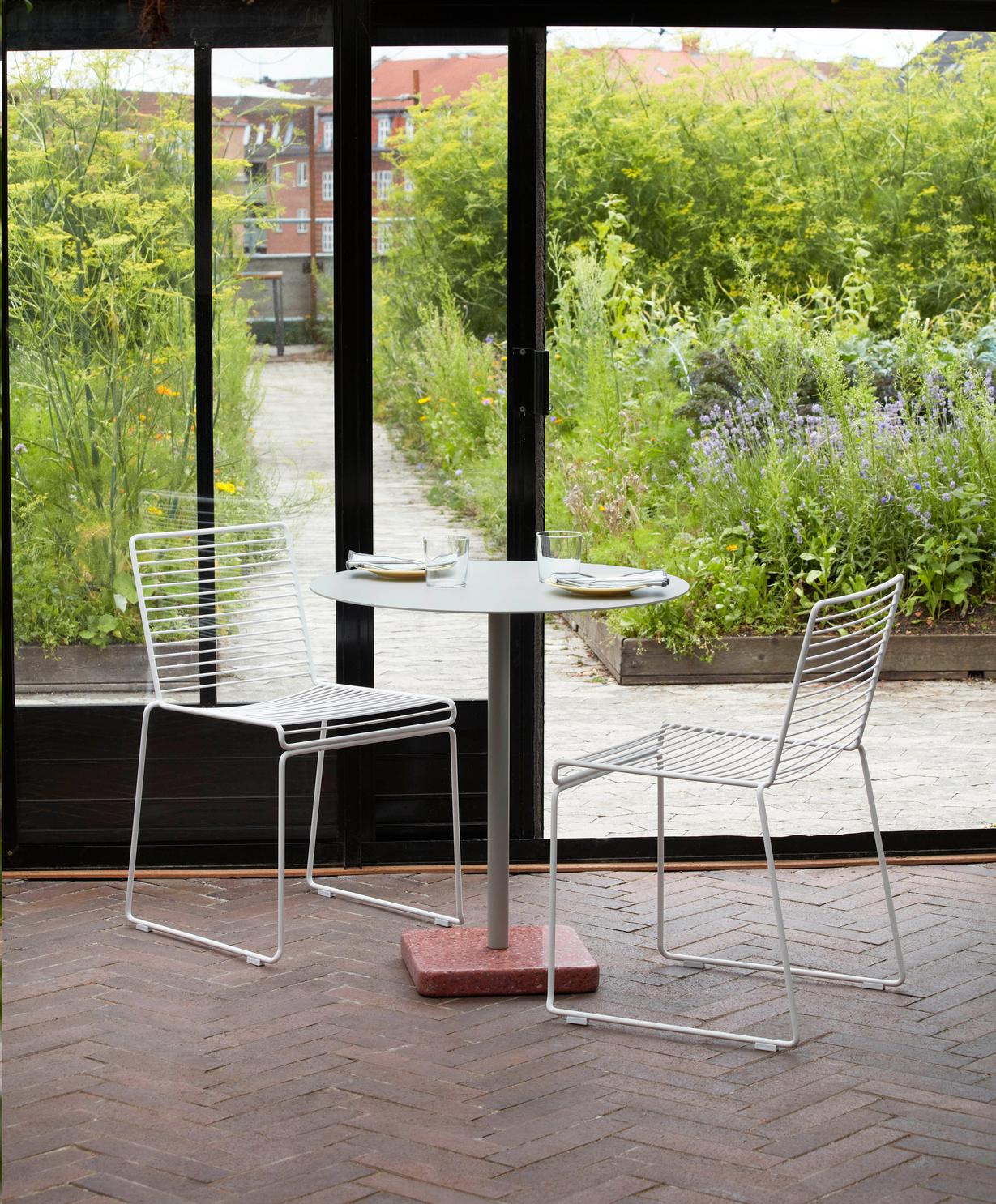 La table terrazzo du designer suédois Daniel Enoksson se caractérise par un plateau de forme ronde fabriqué en acier électro-galvanisé très fonctionnel et recouvert d'un revêtement en poudre pour le rendre encore plus résistant. Pour le concepteur,