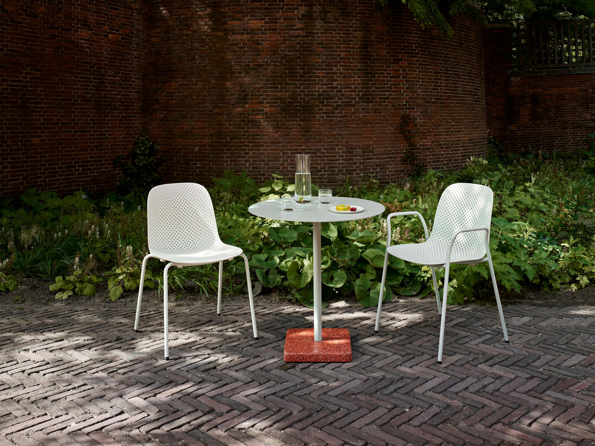Scandinave moderne Table ronde, rouge et gris ciel, par Daniel Enoksson pour Hay en vente