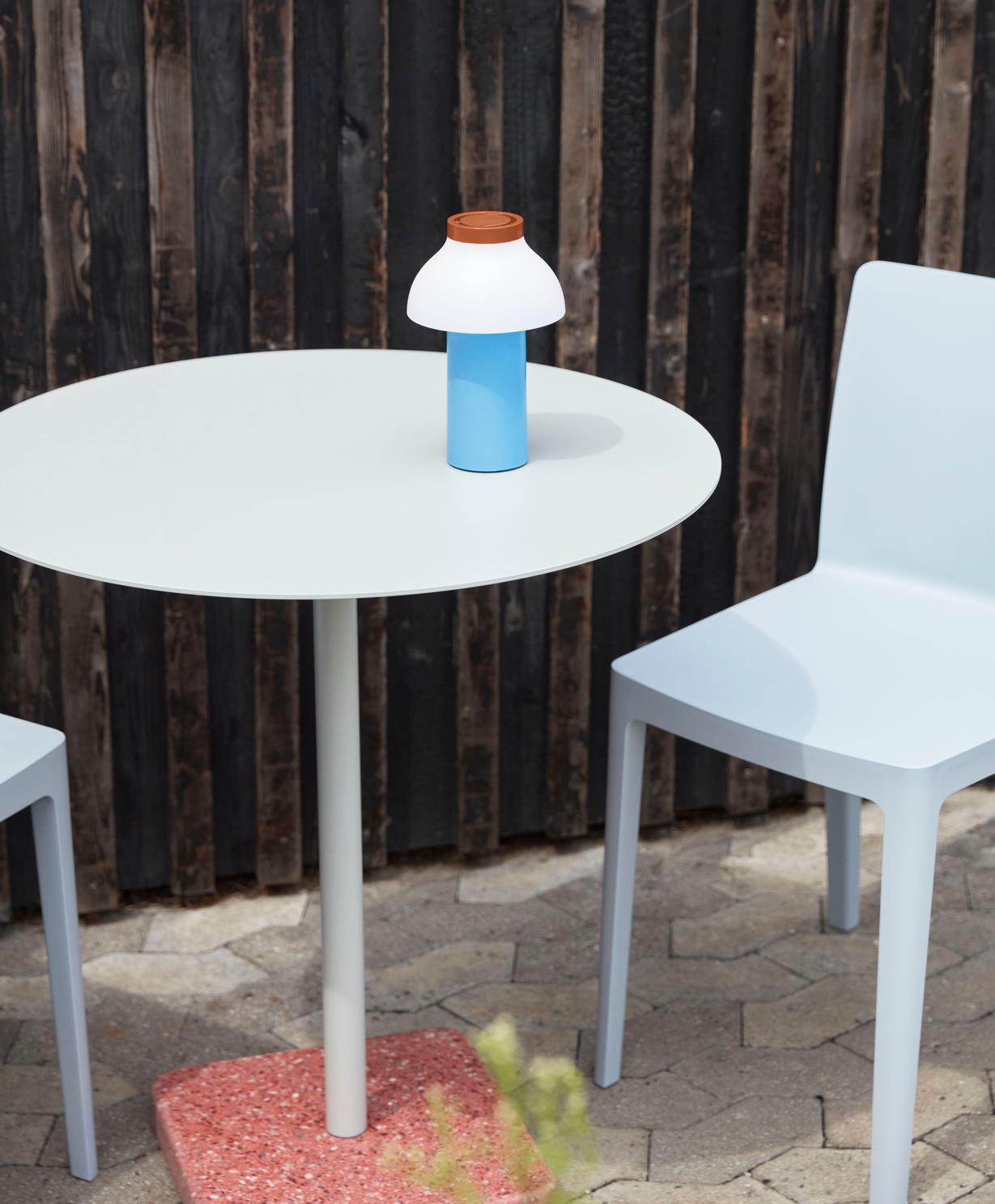 Poudré Table ronde, rouge et gris ciel, par Daniel Enoksson pour Hay en vente