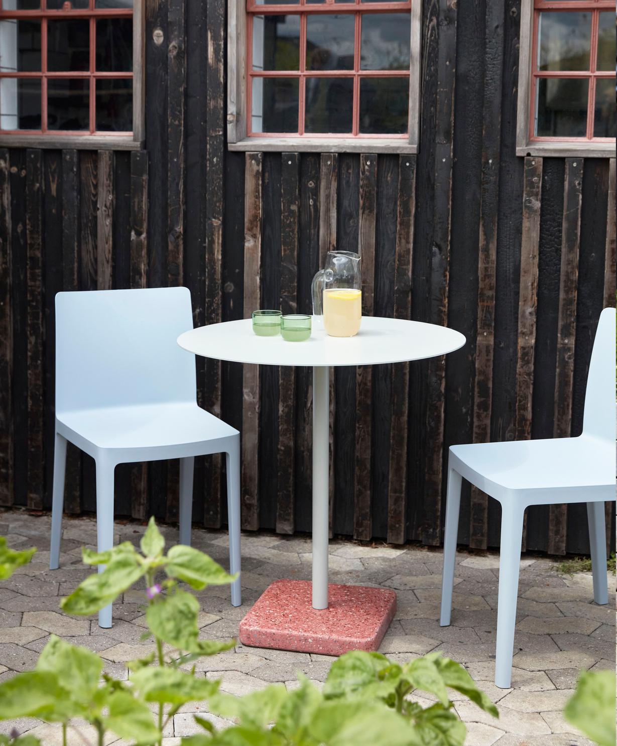 Table ronde, rouge et gris ciel, par Daniel Enoksson pour Hay Neuf - En vente à Dubai, AE
