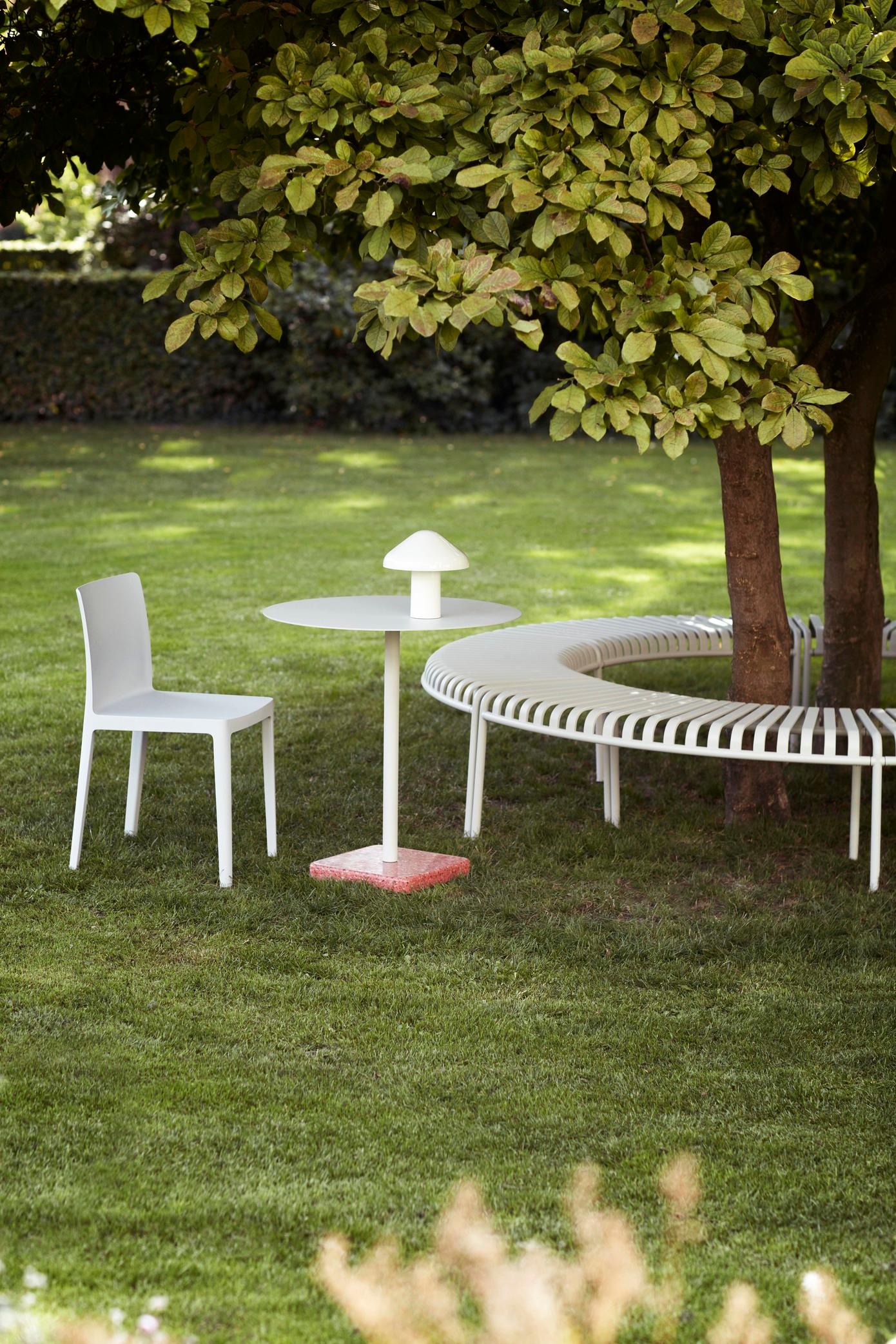 Acier Table ronde, rouge et gris ciel, par Daniel Enoksson pour Hay en vente