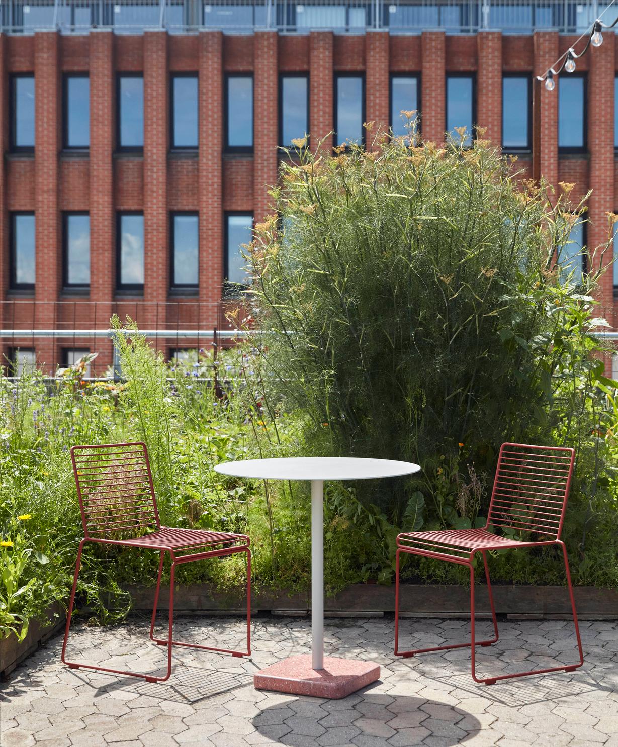 Table ronde, rouge et gris ciel, par Daniel Enoksson pour Hay en vente 1
