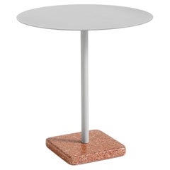 Tavolo Terrazzo, rotondo, rosso e grigio cielo, di Daniel Enoksson per Hay