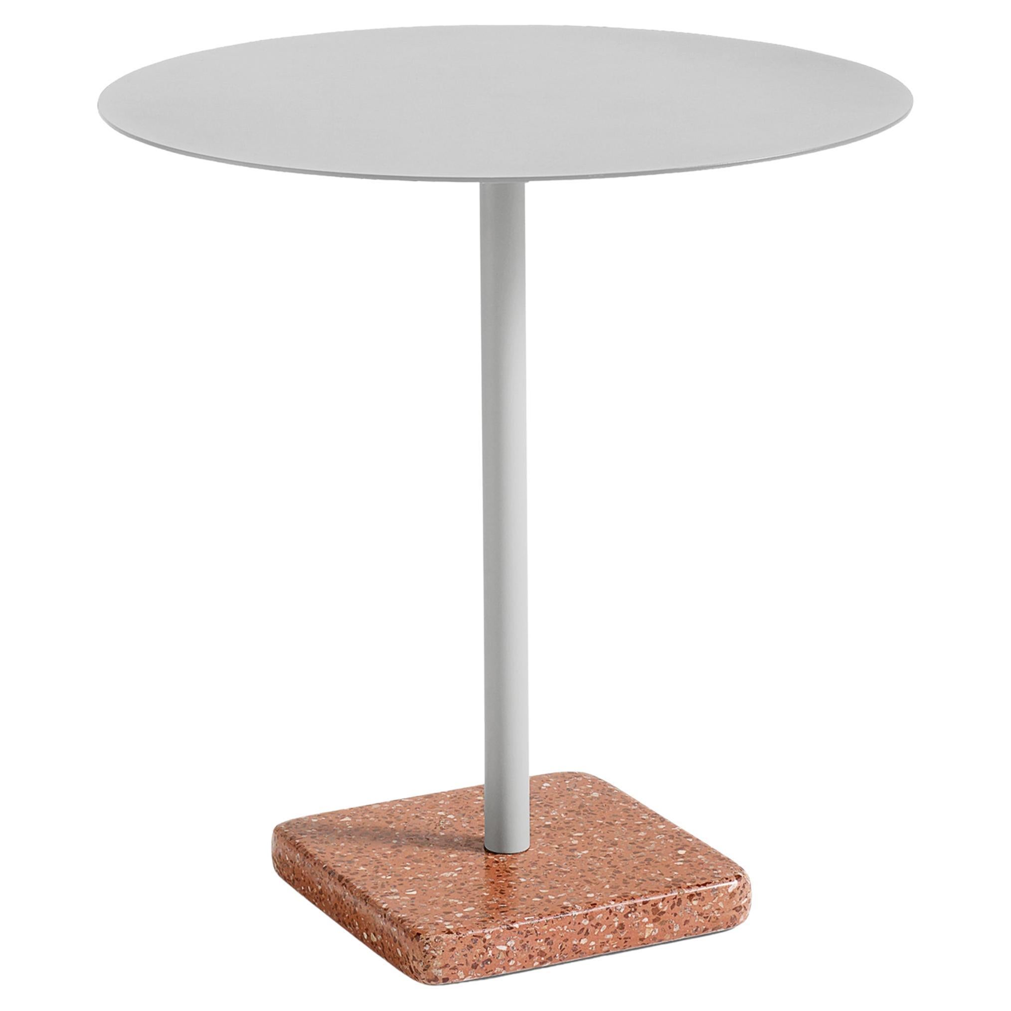 Mesa Terrazzo, redonda, roja y gris cielo, por Daniel Enoksson para Hay