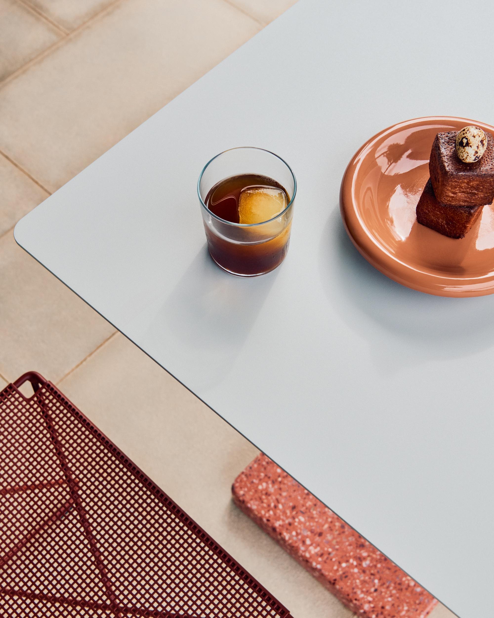 Mesa Terrazzo, cuadrada, roja y gris cielo, por Daniel Enoksson para Hay en Nuevo estado para la venta en Dubai, AE