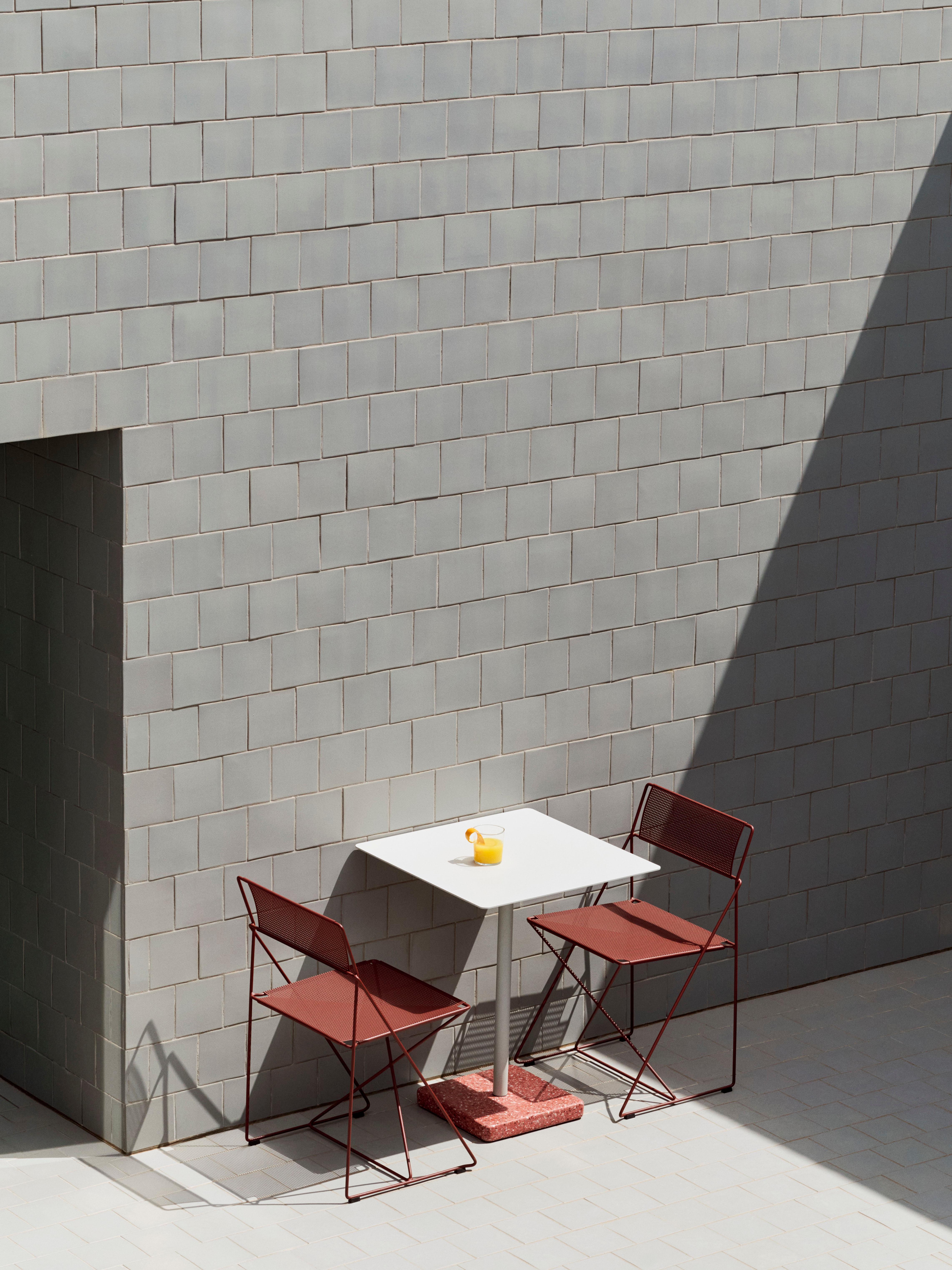 Mesa Terrazzo, cuadrada, roja y gris cielo, por Daniel Enoksson para Hay Siglo XXI y contemporáneo en venta