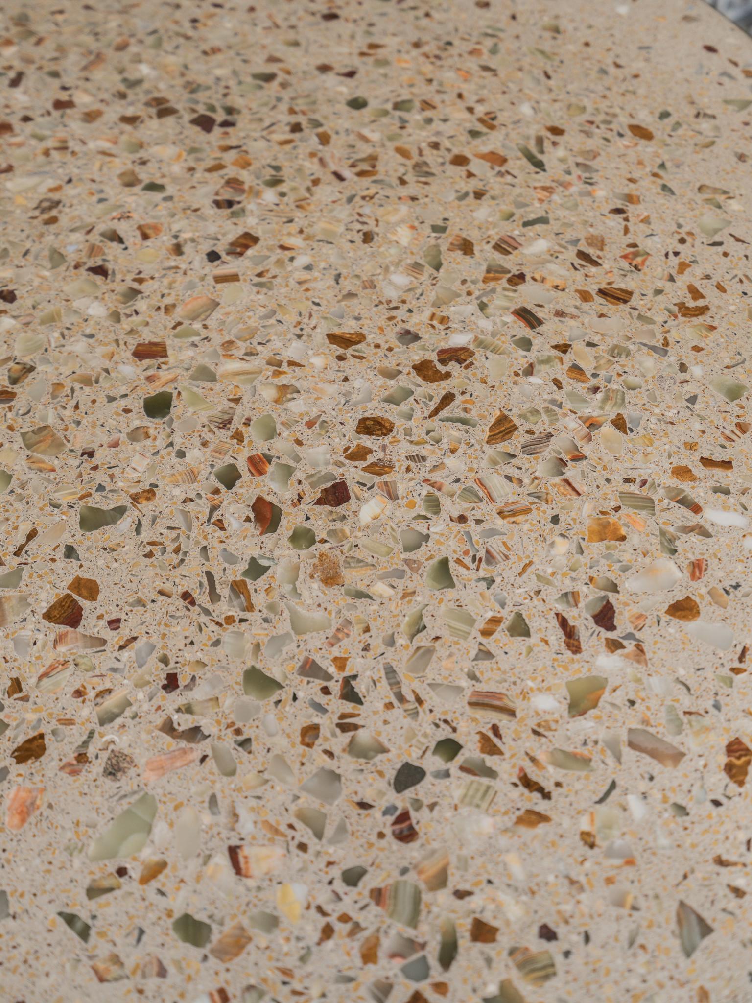 Terrazzo mit kostbaren Onyx-Steinen, Messingring und gebranntem Eukalyptus-Ständer (Geölt) im Angebot