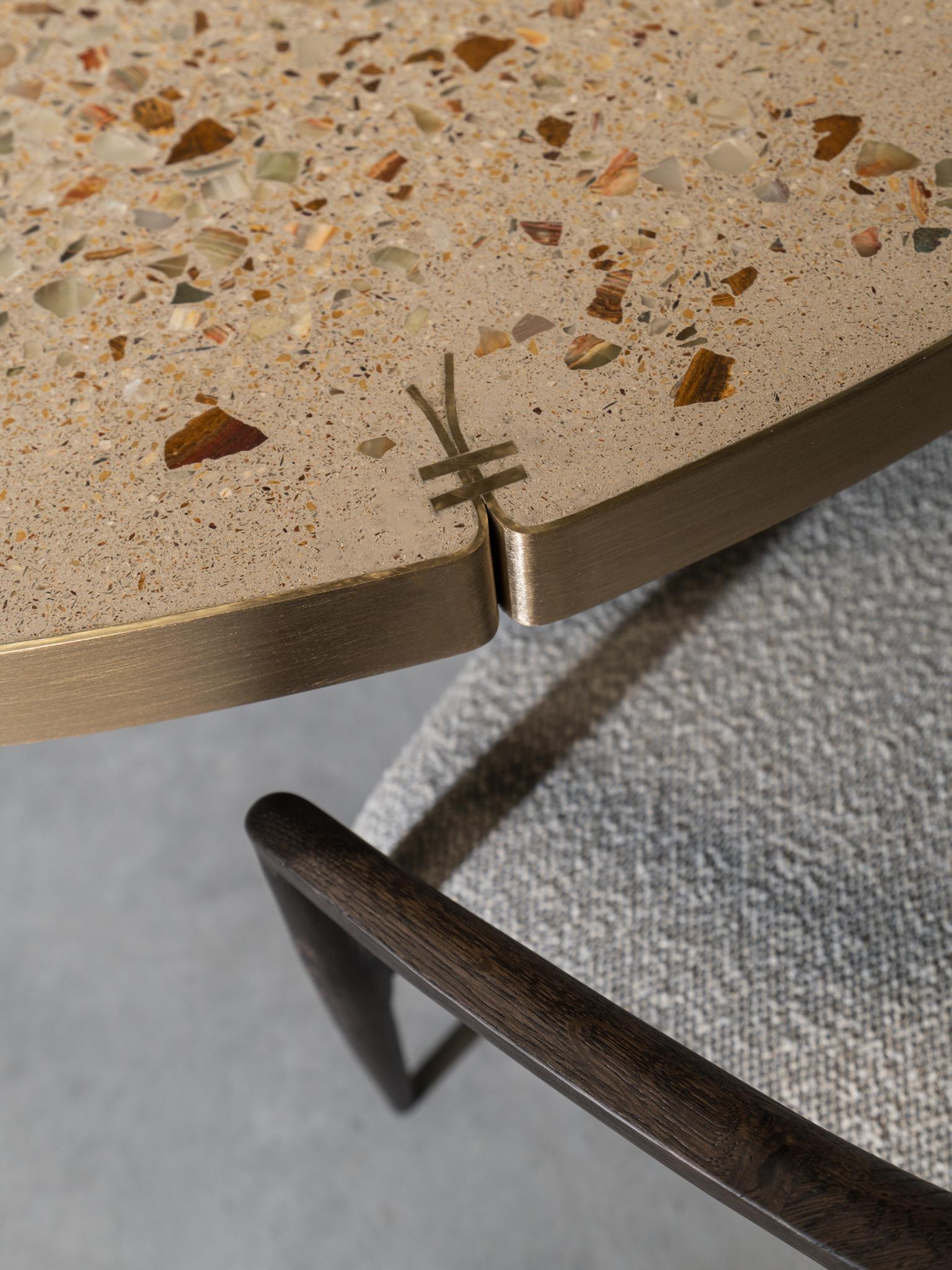 Terrazzo mit kostbaren Onyx-Steinen, Messingring und gebranntem Eukalyptus-Ständer im Angebot 1