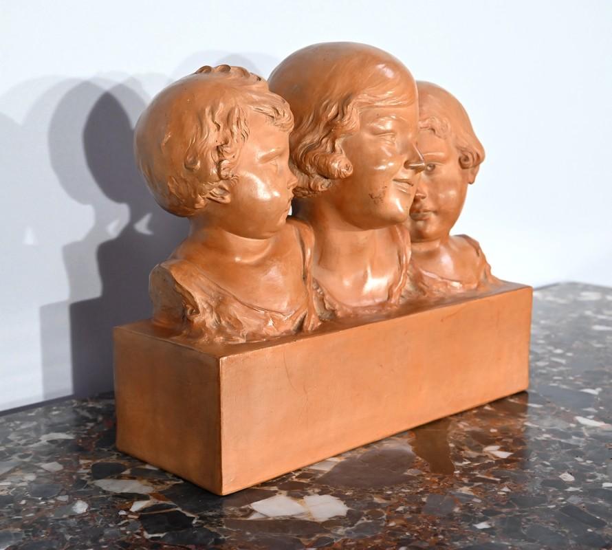 Scultura in terracotta patinata del periodo Art Déco, raffigurante una madre e i suoi due figli.
I due bambini, con le guance paffute, circondano la madre, che mostra un sorriso affettuoso. Porta i capelli corti, come i tagli alla maschietta in voga