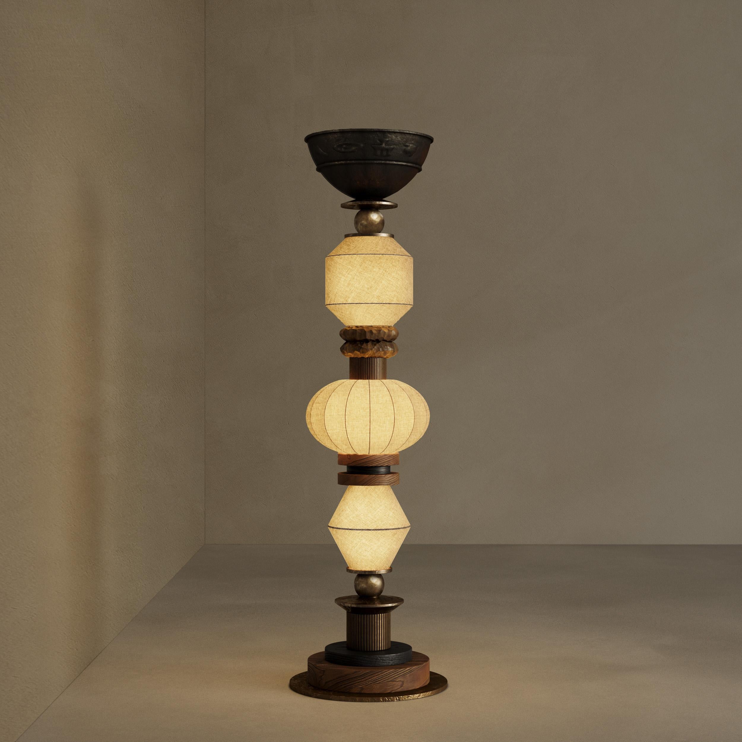 Le lampadaire Terre fait partie de notre Collection Talisman, une collection née du désir de réveiller d'anciens symboles de bonté et de les tisser dans les espaces que nous habitons. Chaque pièce de cette série est fabriquée avec l'intention