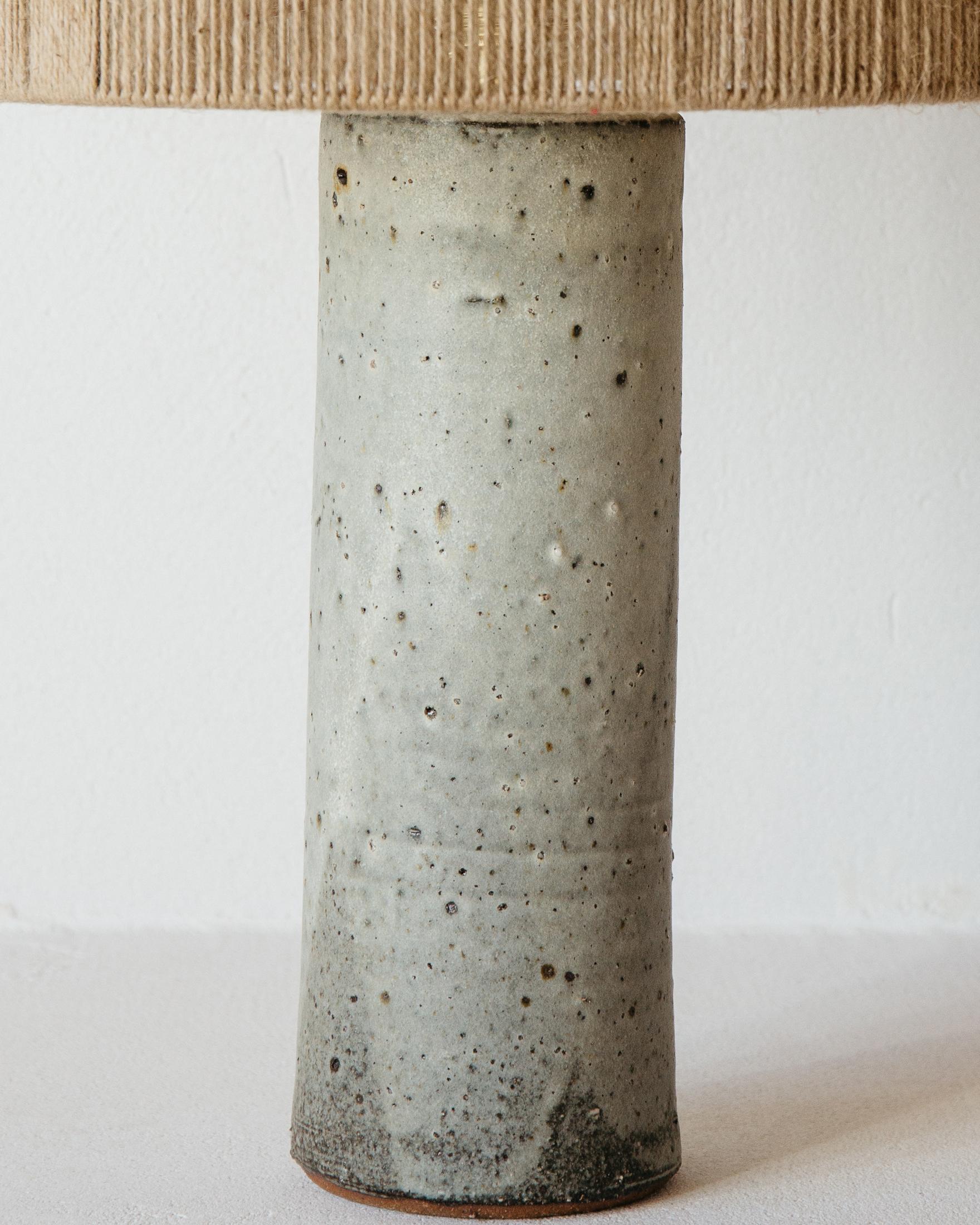 Postmoderne Lampe de table Terre Matt en céramique grise mouchetée par Grès Éditions en vente