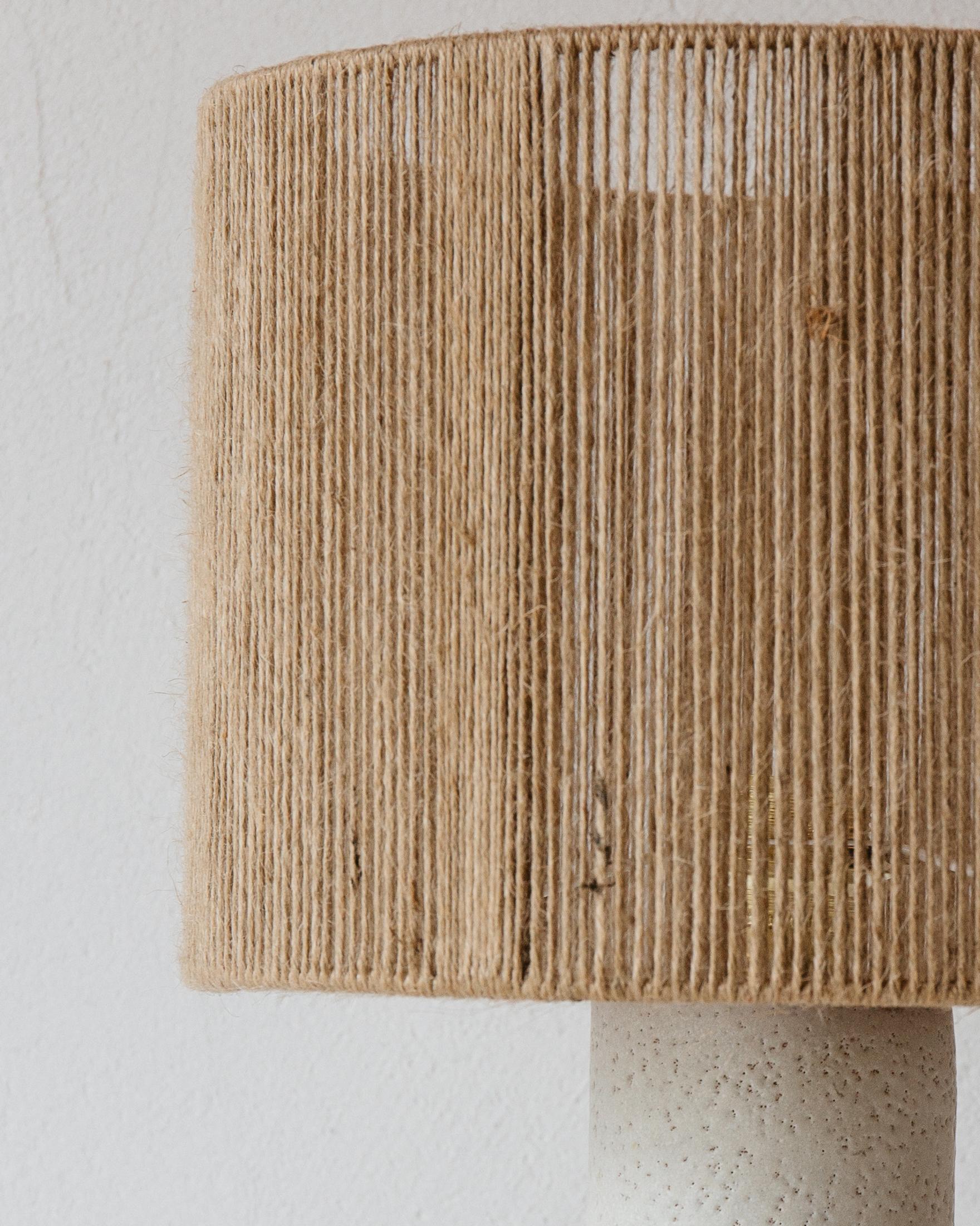 Postmoderne Lampe de table Terre Matt en céramique grise mouchetée par Grès Éditions en vente
