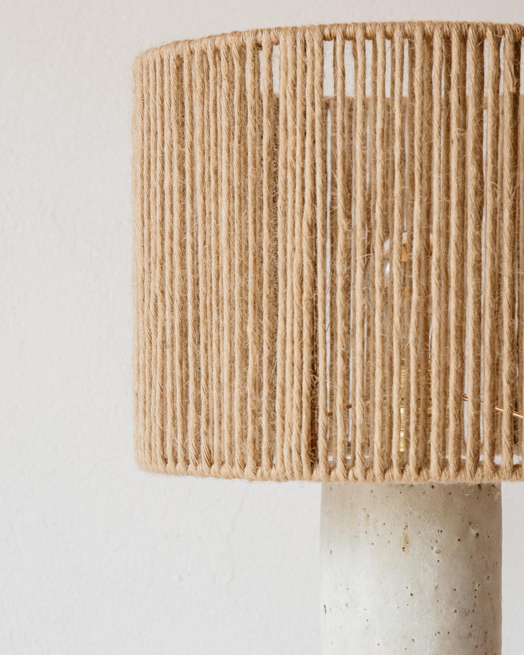 Lampe de table Terre Matt en céramique grise mouchetée par Grès Éditions Neuf - En vente à Geneve, CH