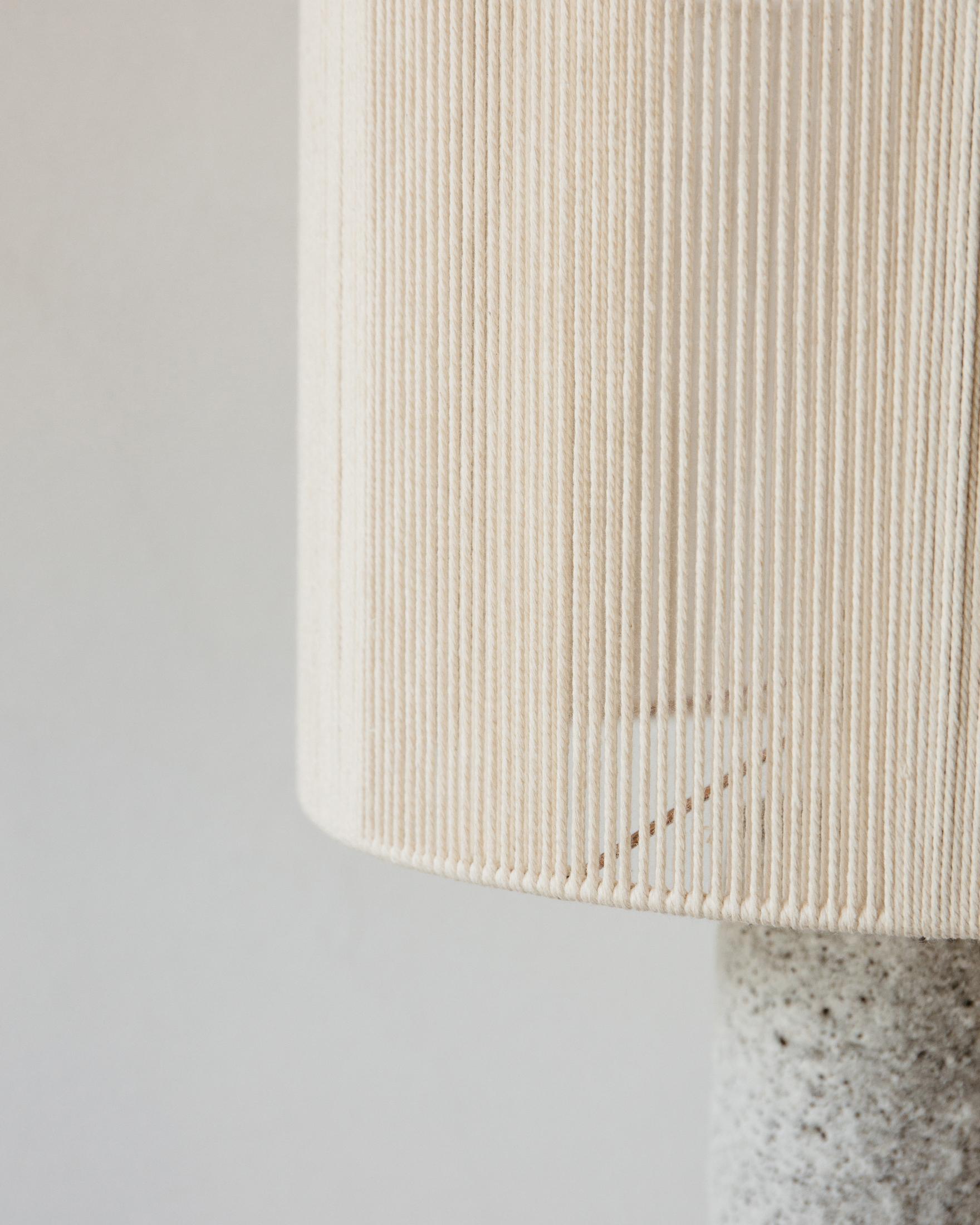 Lampe de table Terre Matt en céramique grise mouchetée par Grès Éditions Neuf - En vente à Geneve, CH