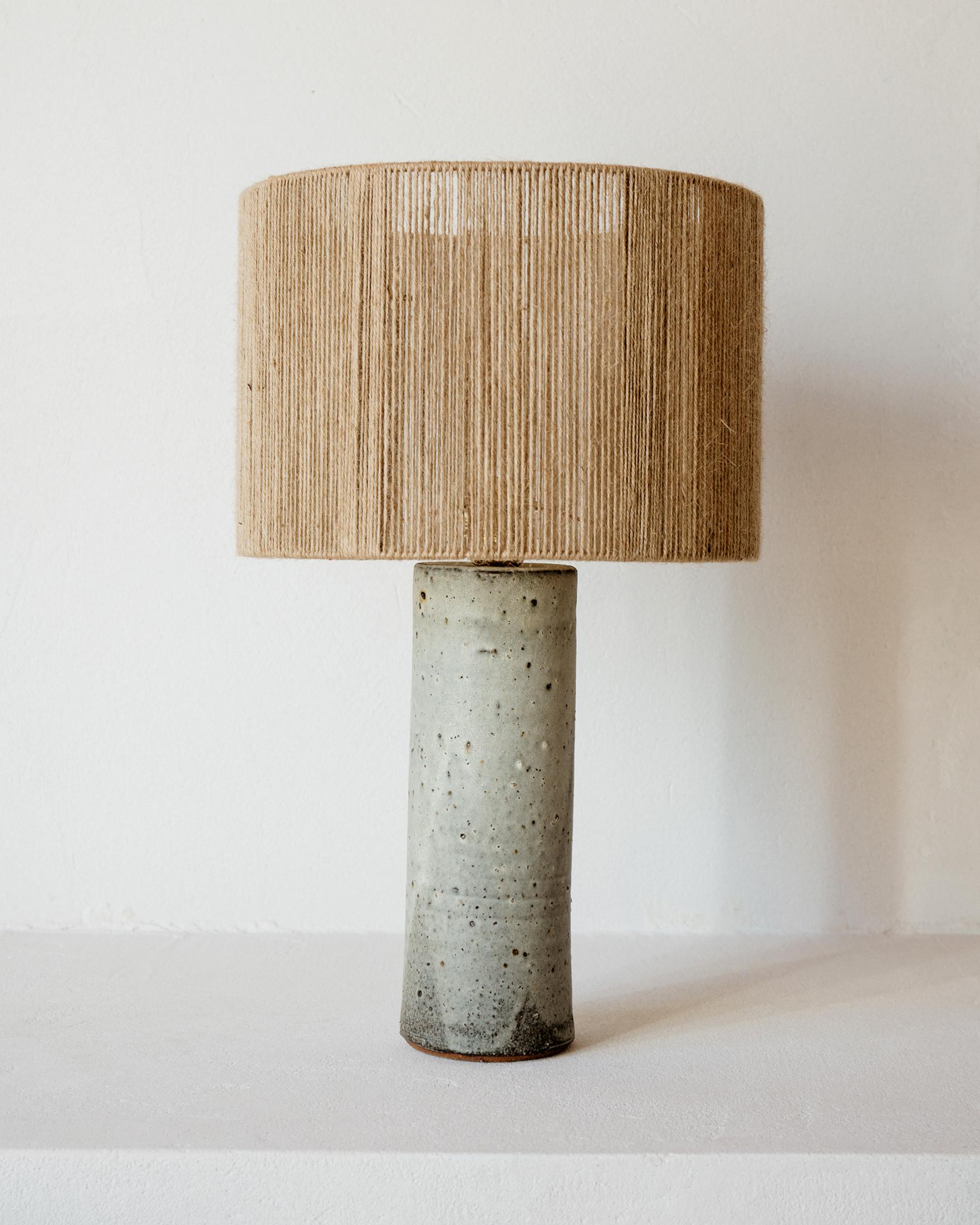 XXIe siècle et contemporain Lampe de table Terre Matt en céramique grise mouchetée par Grès Éditions en vente