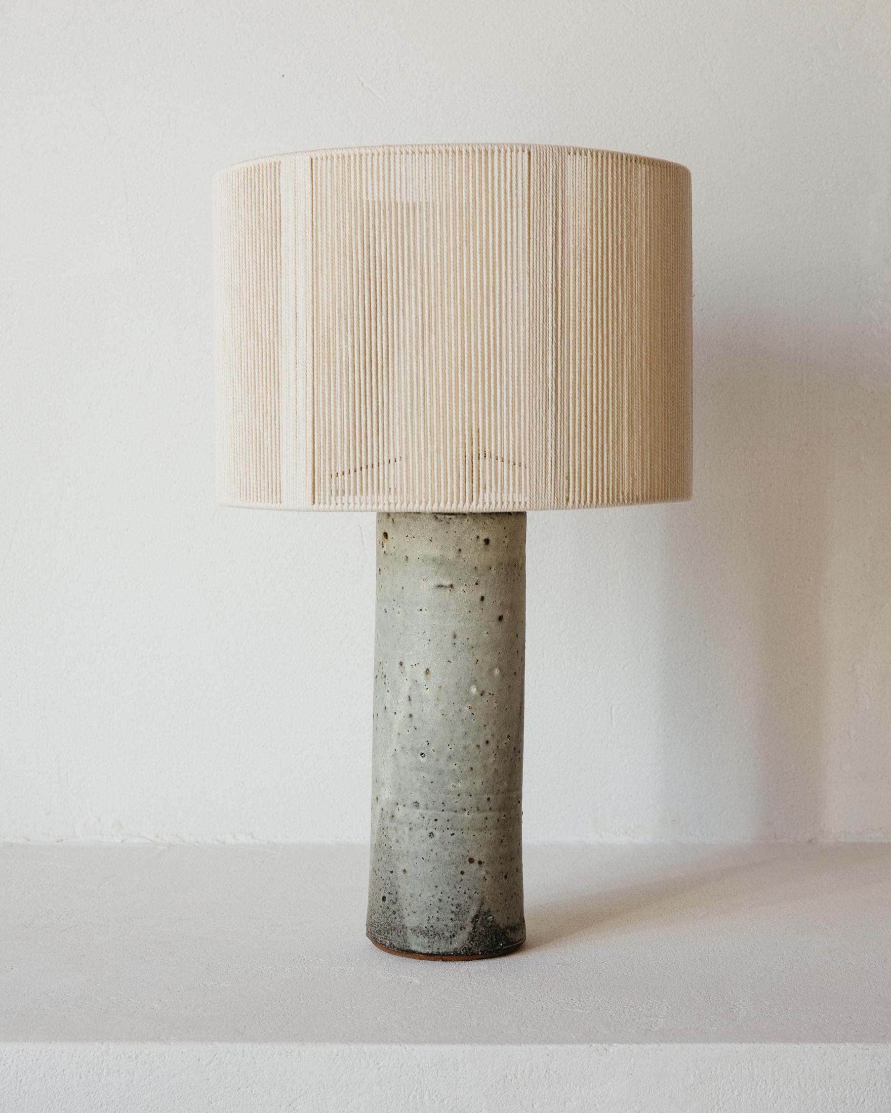 XXIe siècle et contemporain Lampe de table Terre Matt en céramique grise mouchetée par Grès Éditions en vente