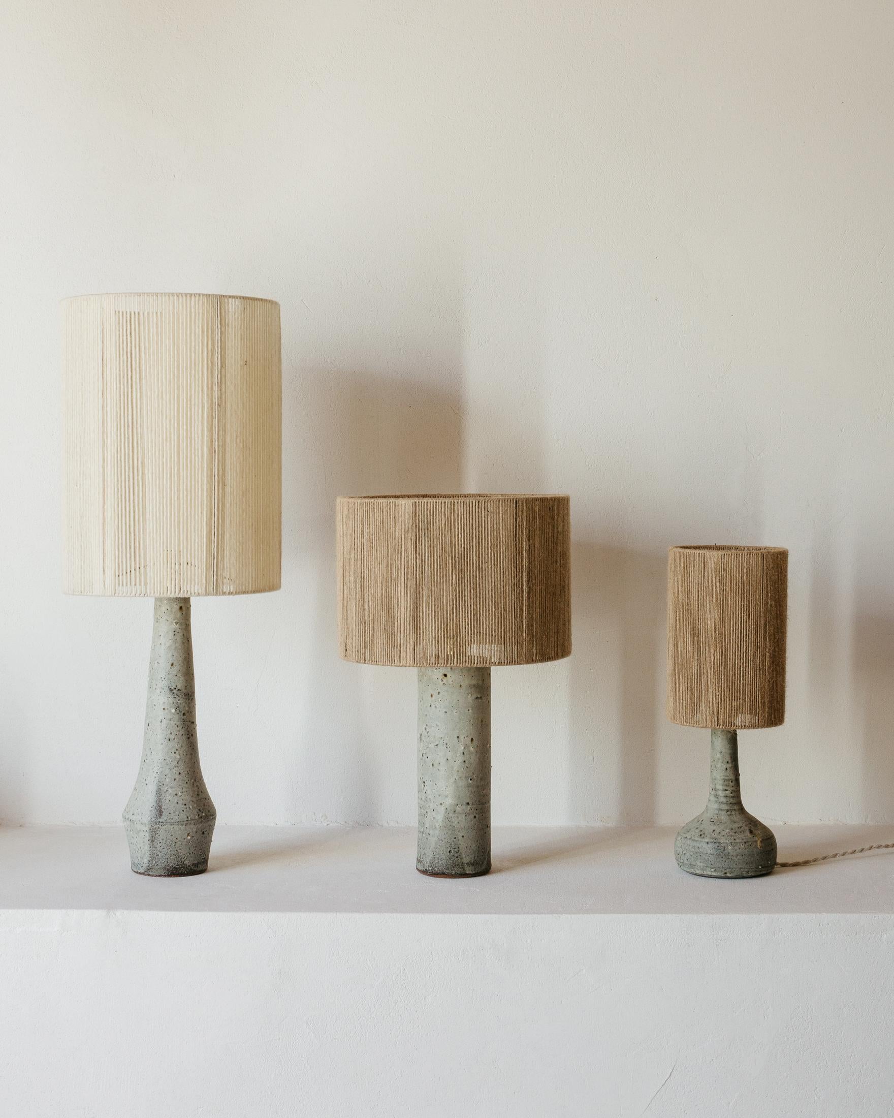 Céramique Lampe de table Terre Matt en céramique grise mouchetée par Grès Éditions en vente