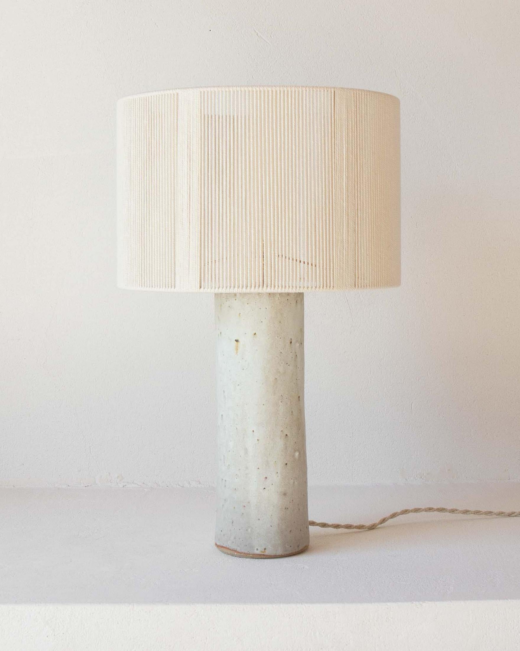 Lampe de table Terre en céramique blanc crème mat par Grès Éditions
Pièce unique.
Dimensions : Abat-jour : Ø 30 x H 22 cm.
Base : H 30 cm.
MATERIAL : Coton écru et céramique.

Toutes nos lampes peuvent être câblées en fonction de chaque pays. Si