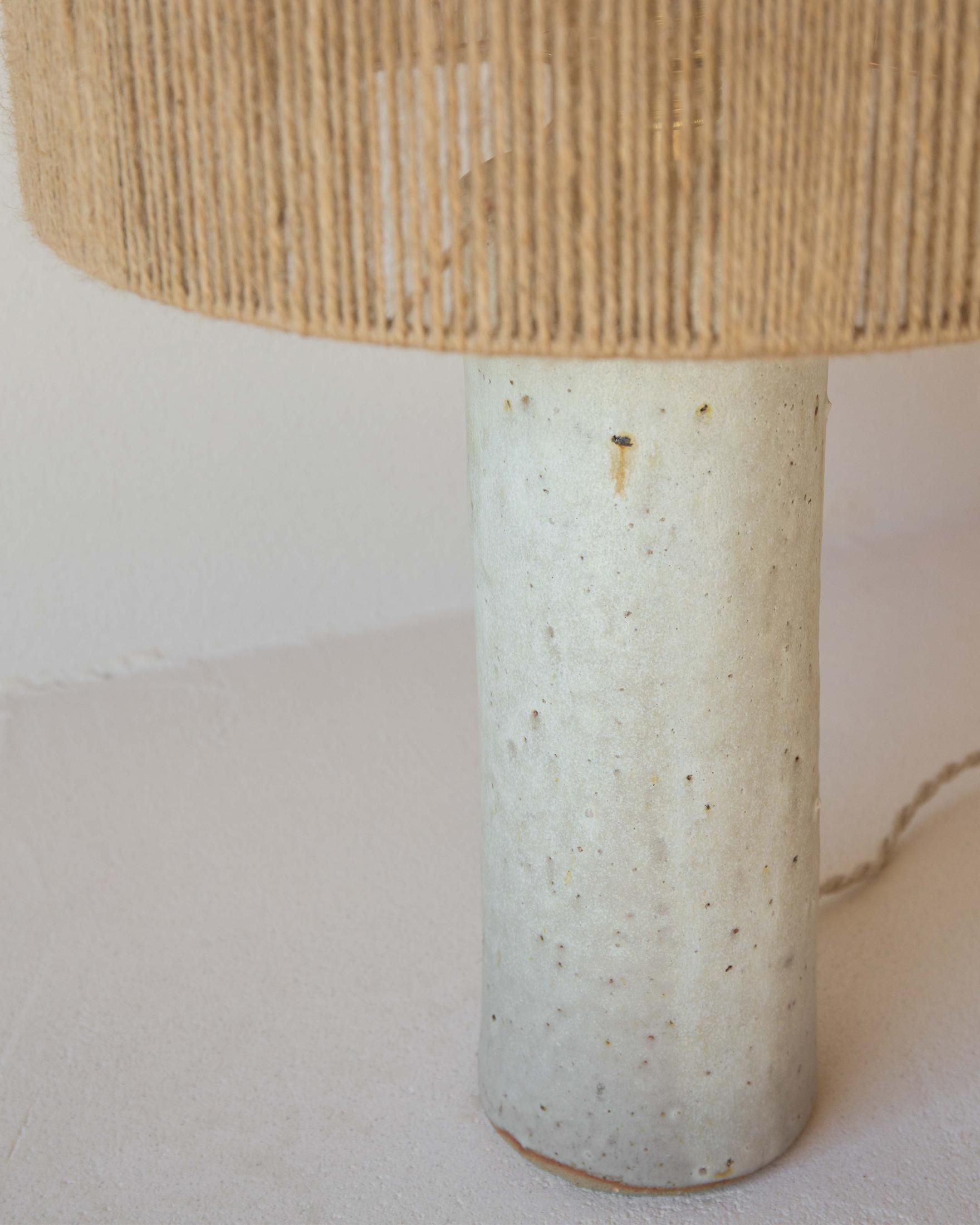 Autre Lampe de table Terre en céramique blanc crème mat par Grès Éditions en vente