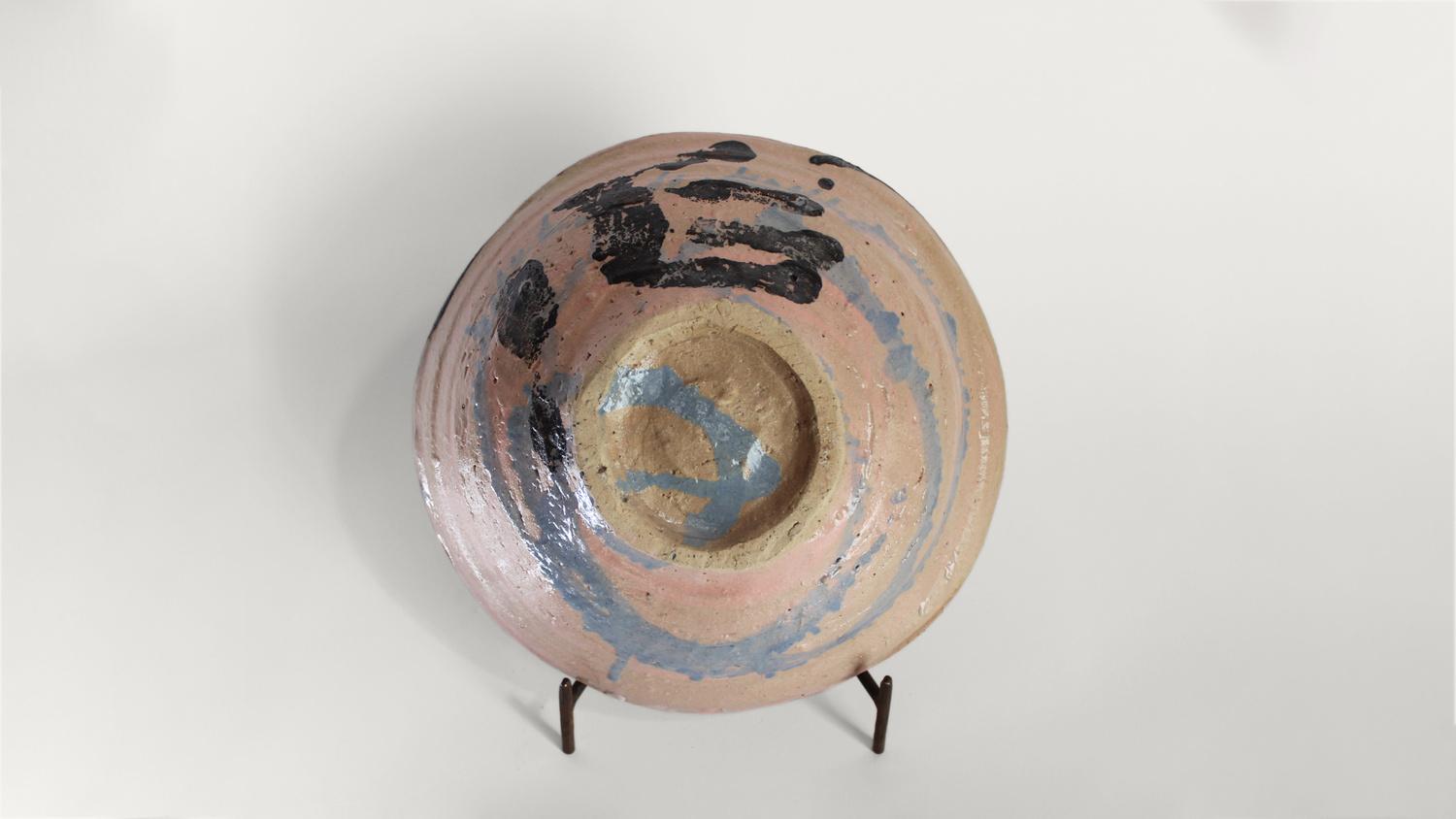 Terre Sonore 
Ø: 27 cm H: 10 cm
Sandstone 
Made in Japan
Unique piece
2023
This work comes with a certificate of authenticity.

Shun Kadohashi is a Japanese ceramic artist who lives and works in a small fishing village at the southern tip of the