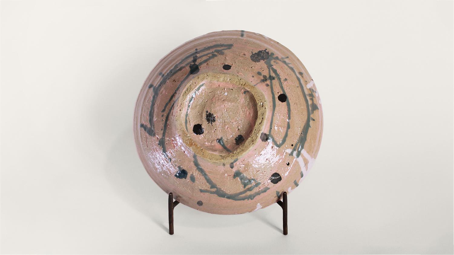 Ø: 26 cm H: 8 cm
Sandstone
Made in Japan
Unique piece
2023

This work comes with a certificate of authenticity.

Shun Kadohashi is a Japanese ceramic artist who lives and works in a small fishing village at the southern tip of the Bosô peninsula in