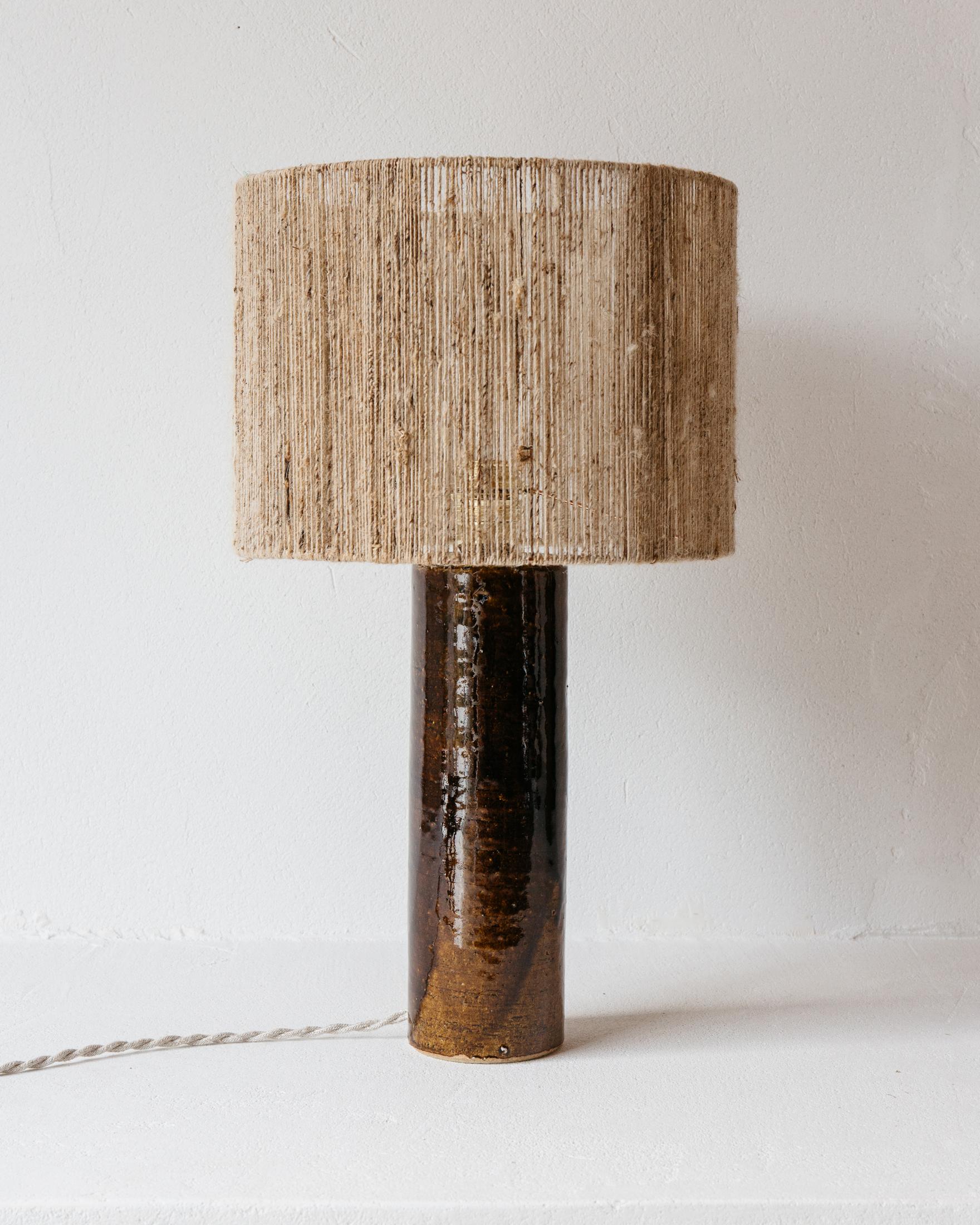 Lampada da tavolo in ceramica Terre Tobacco di Grès Éditions
Un pezzo unico.
Dimensioni: Paralume: Ø 30 x H. 22 cm.
Base: H. H. 30 cm.
Materiali: Juta e ceramica.
Peso: 2,4 kg.

Tutte le nostre lampade possono essere cablate a seconda del Paese. Se