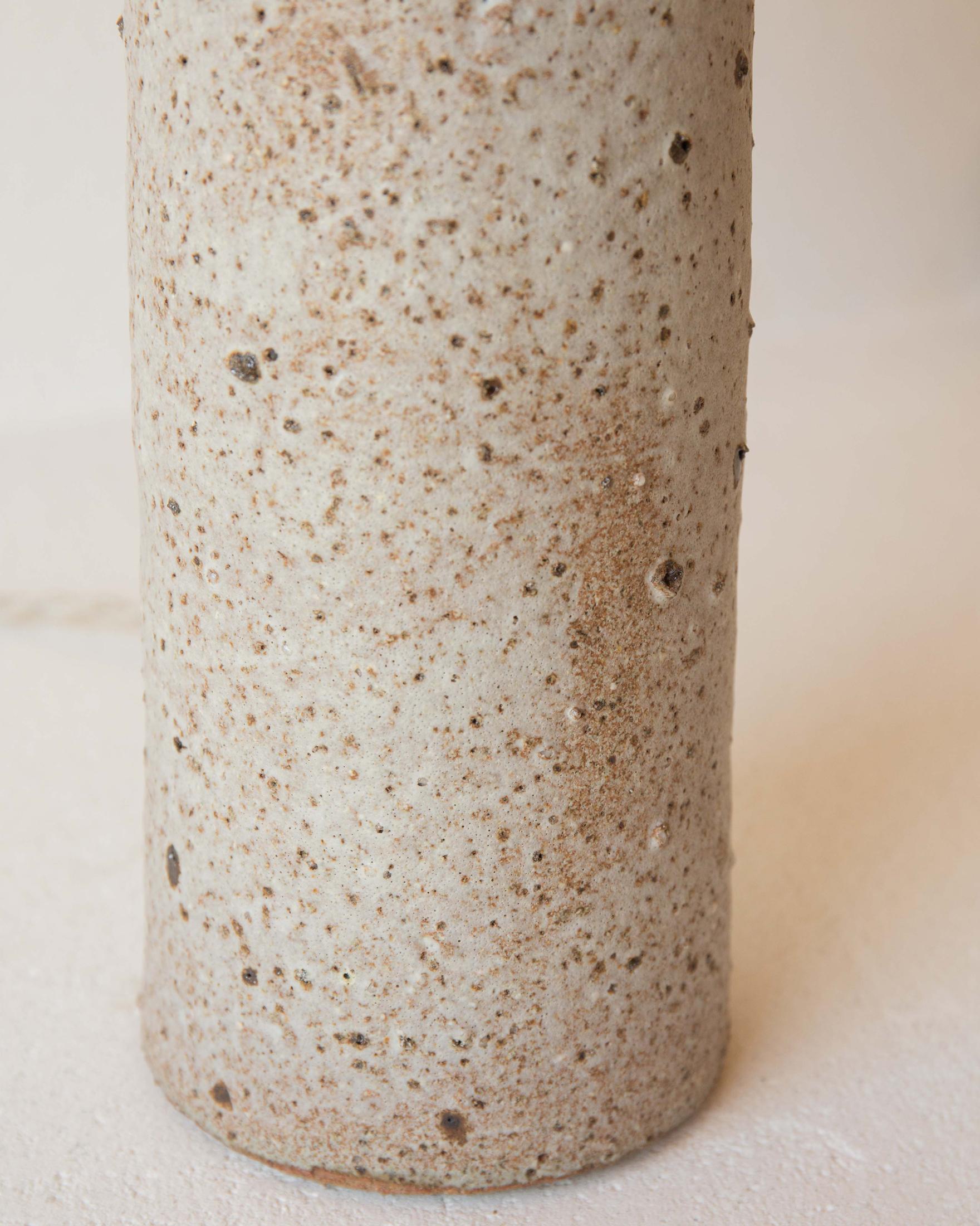 Postmoderne Lampe de table Terre en céramique texturée brute blanc gris par Grès Éditions en vente