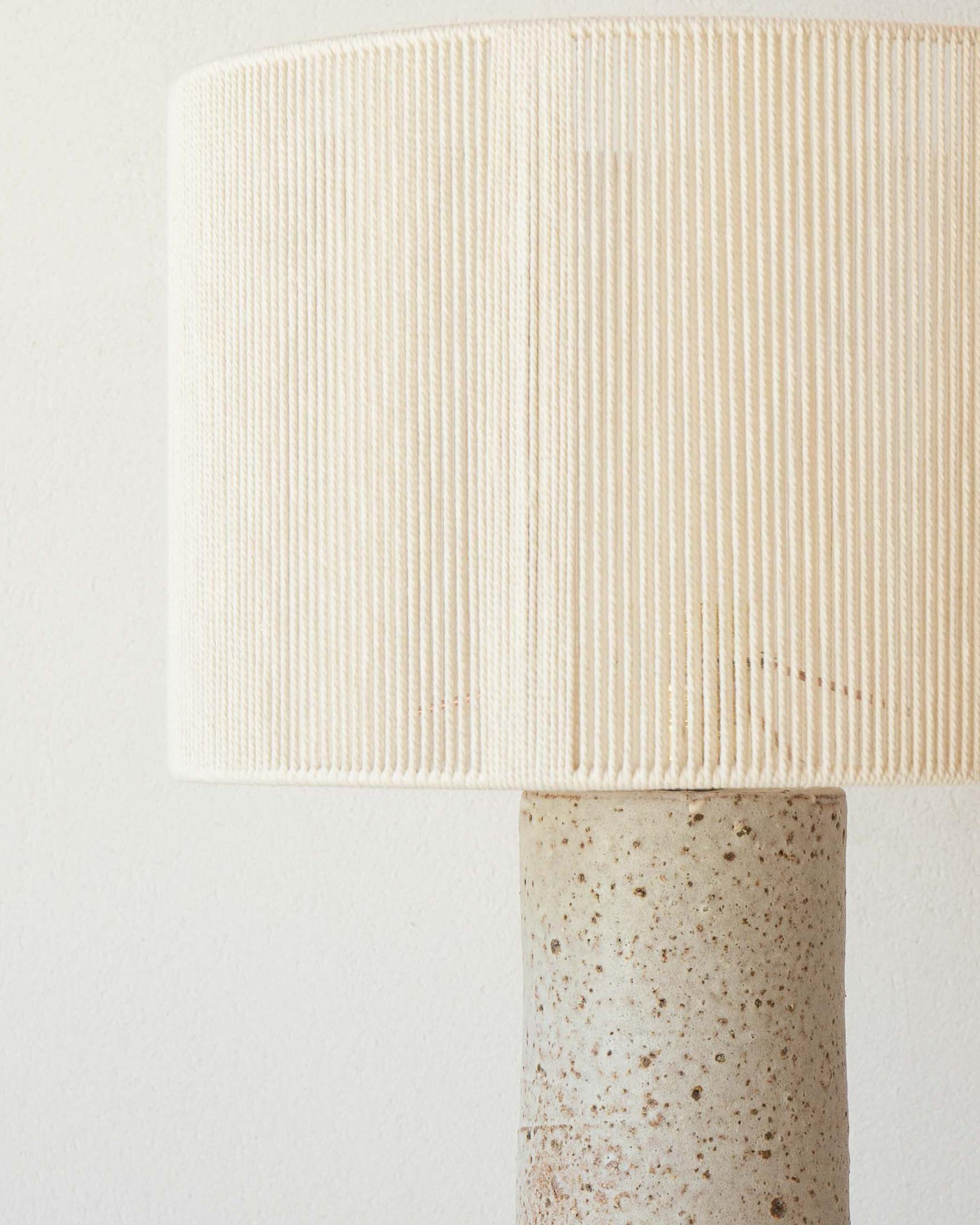 Postmoderne Lampe de table Terre en céramique texturée brute blanc gris par Grès Éditions en vente