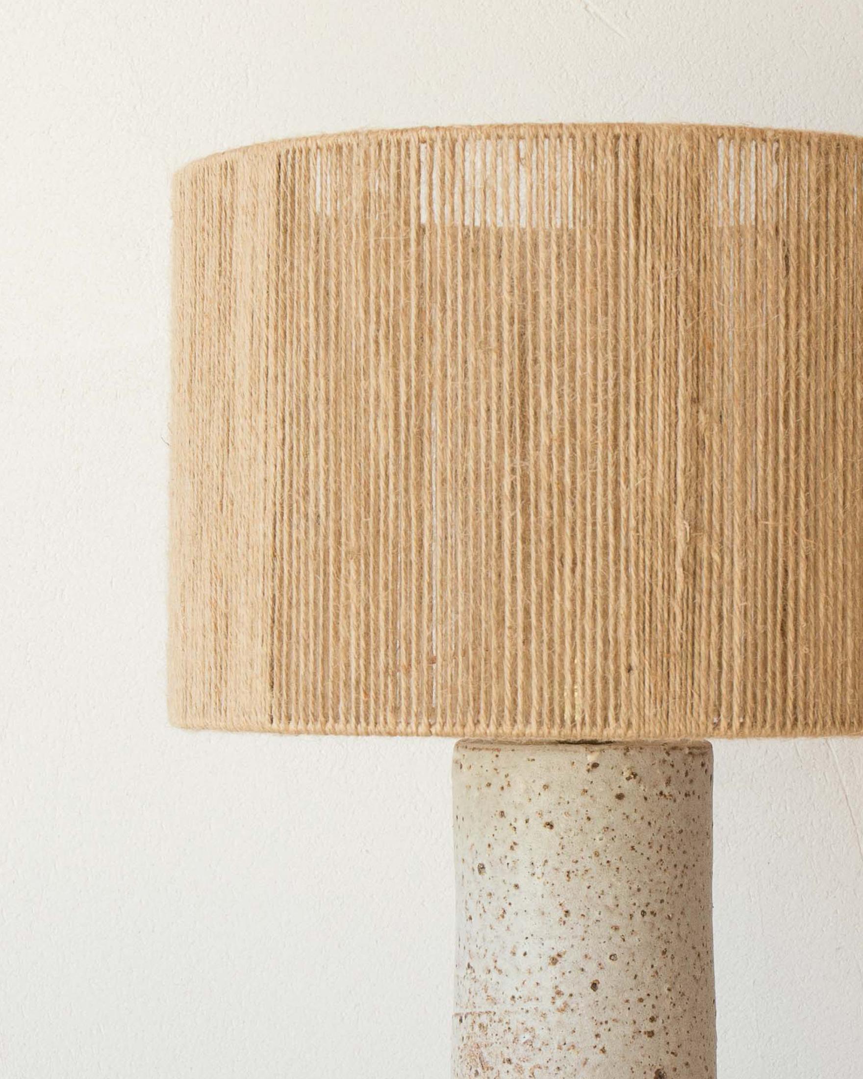 Autre Lampe de table Terre en céramique texturée brute blanc gris par Grès Éditions en vente