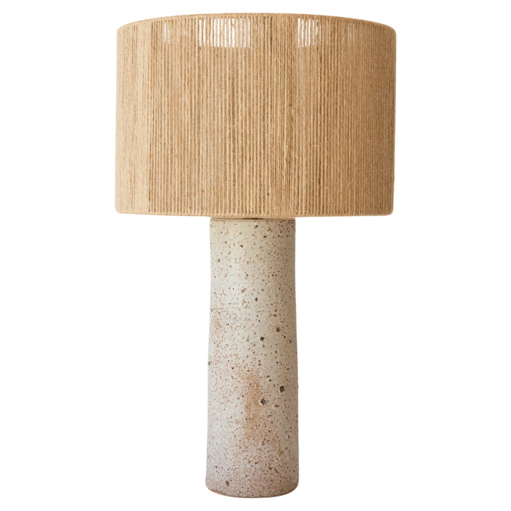 Lampada da tavolo in ceramica grezza Terre White Grey di Grès Éditions