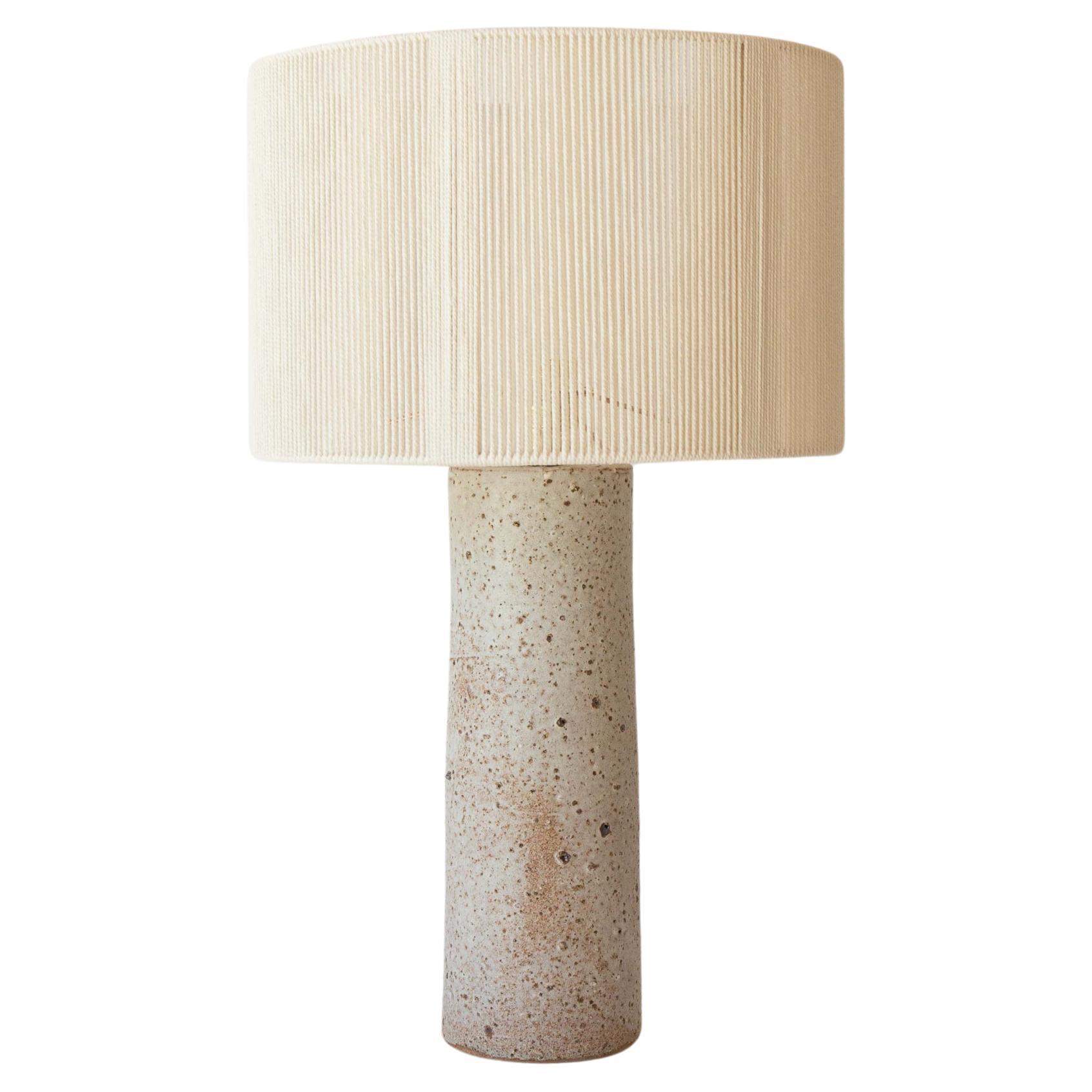 Lampada da tavolo in ceramica grezza Terre White Grey di Grès Éditions