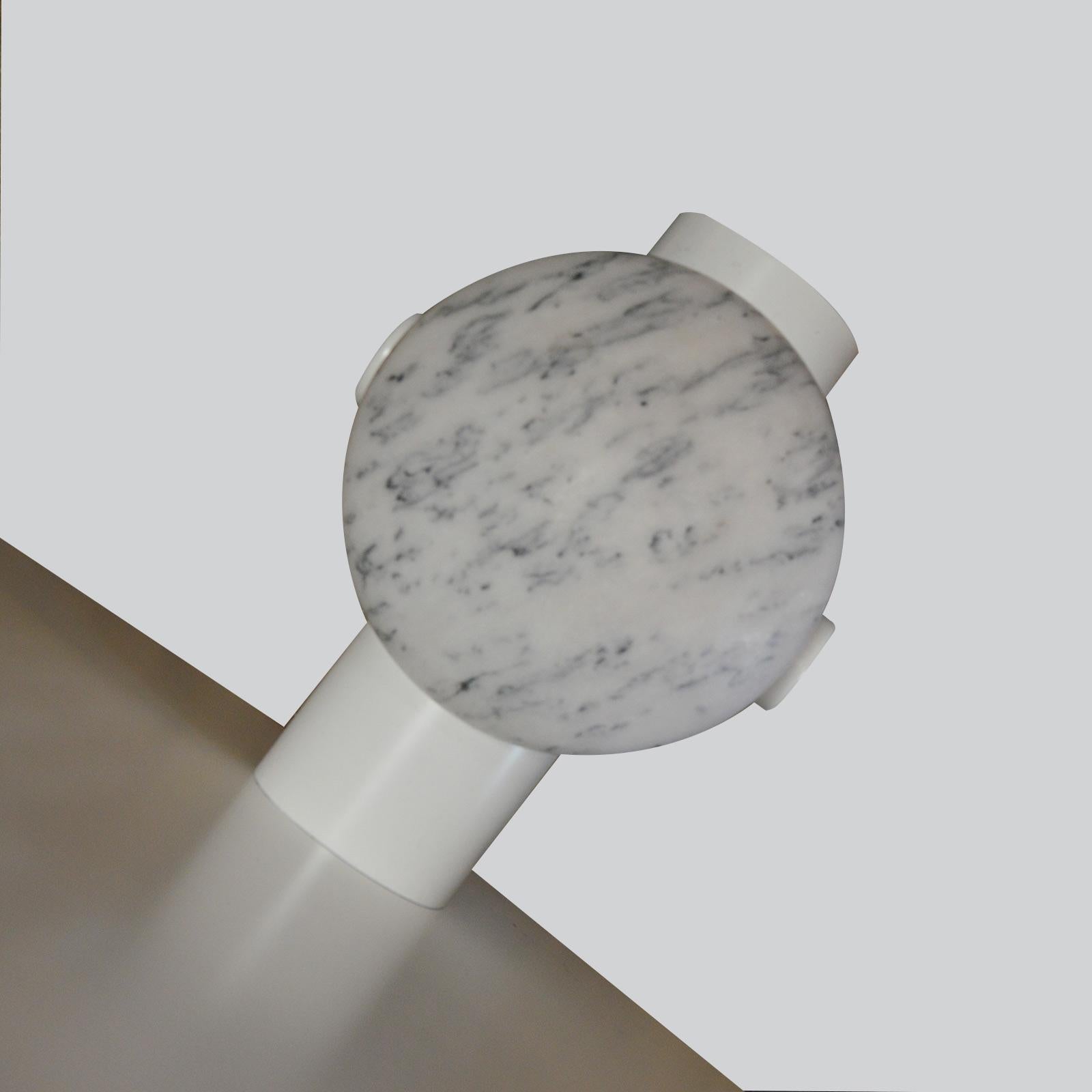 Miroir de sol Terrence avec base en marbre blanc en vente 2