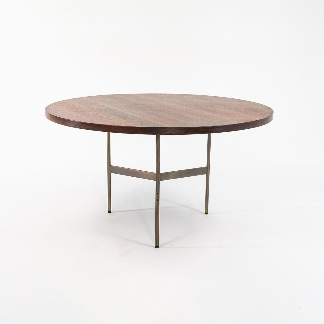Moderne Table de salle à manger ronde Terrenia avec plateau en noyer noir sur base en bronze antique moyen en vente