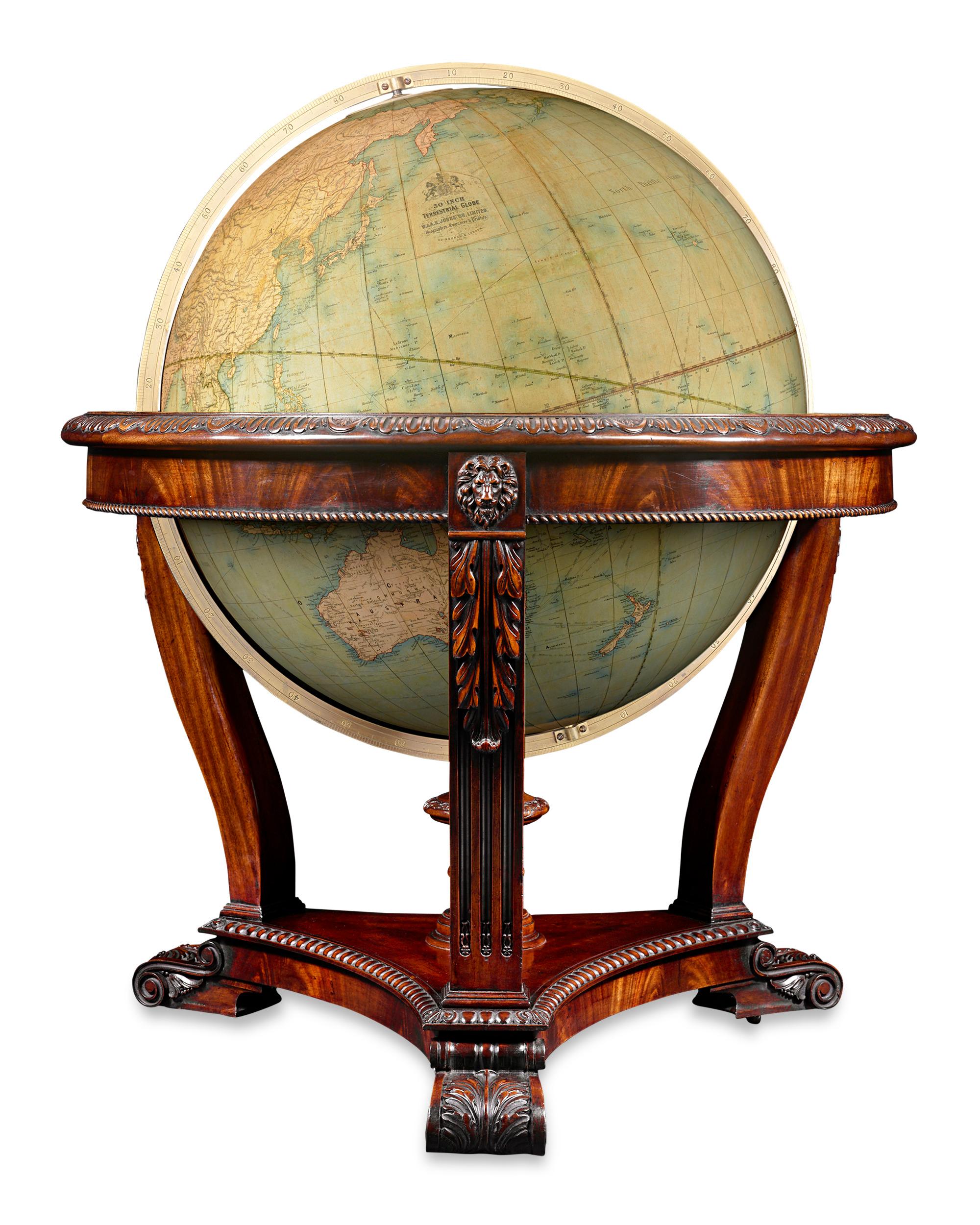 Mesurant un diamètre monumental de 30 pouces, ce globe impressionnant a été fabriqué par la célèbre firme W. & A.K. Johnston. Fondée en 1825, la société Johnston est considérée comme le principal fabricant de globes terrestres de la seconde moitié