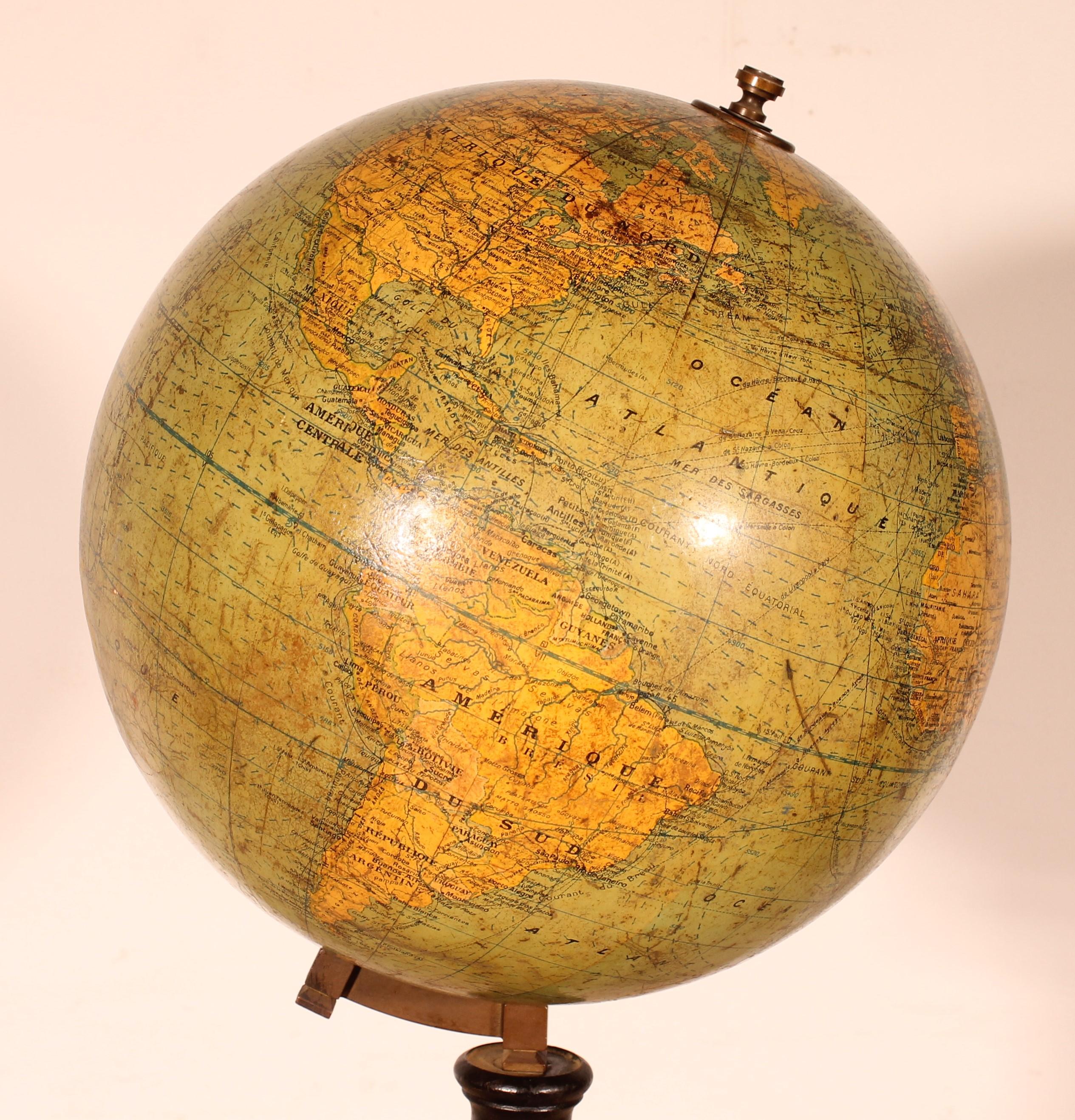 Français Globe terrestre de G. Thomas en vente