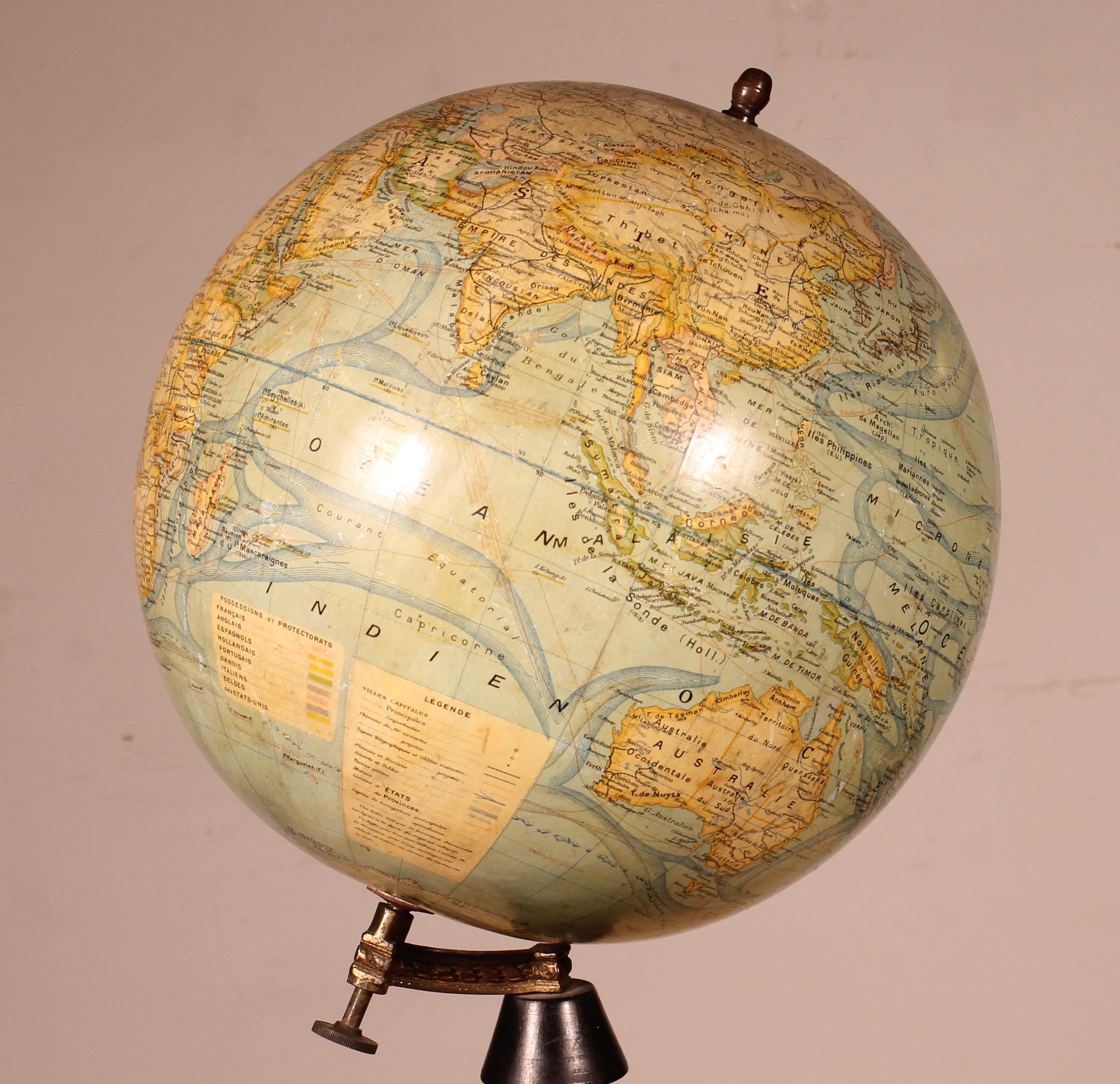 Très beau globe terrestre du début du XXe siècle, vers 1910, par J. Forest, Paris, échelle 1/40 000 000.
Le globe a une superbe base en bois noirci avec un beau tournage.

très beau globe en superbe état, sans samage. Il représente les courants