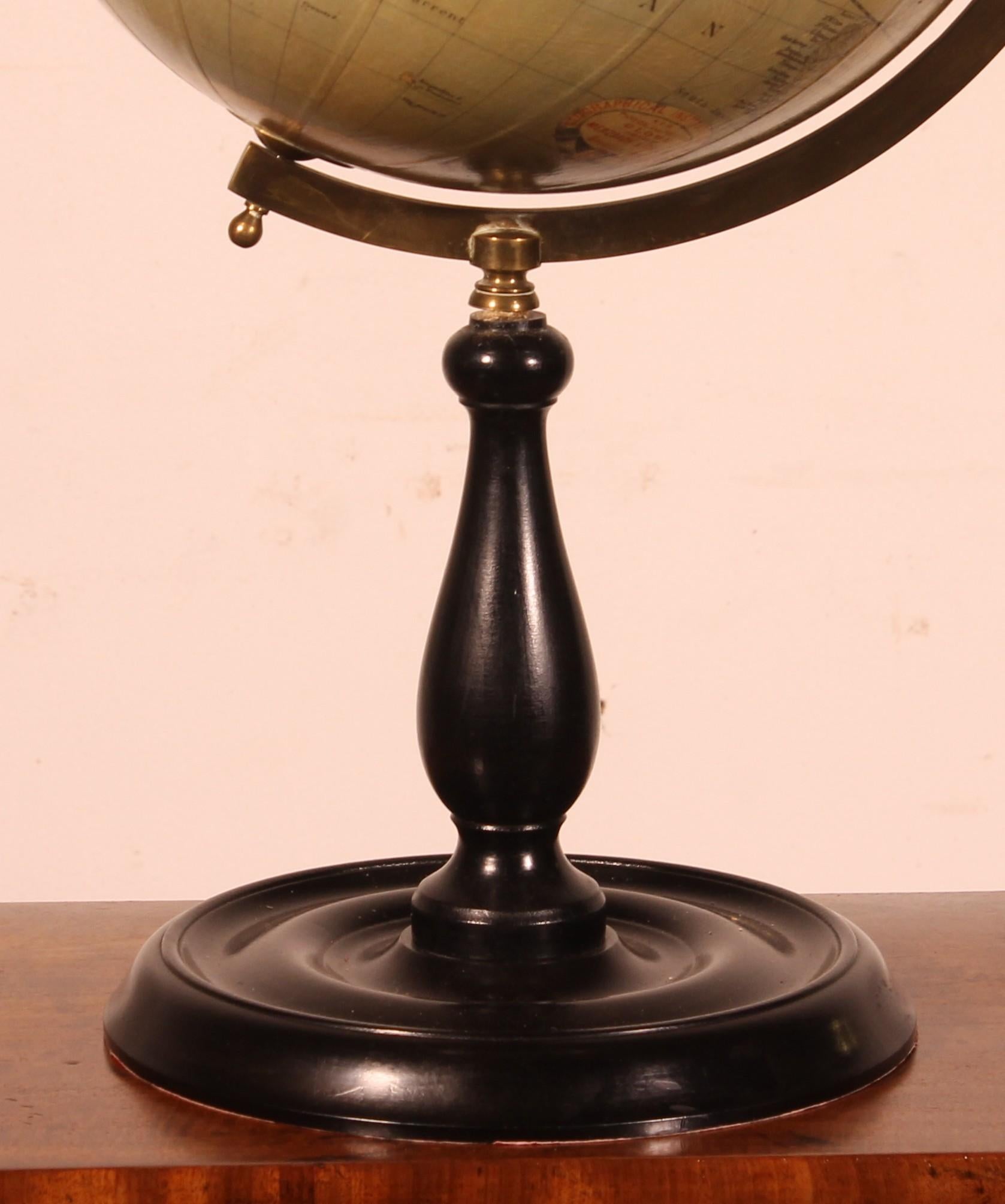 Superbe globe terrestre de Merzbach & Falk Bruxelles pour Greaves and Thomas Londres du début du 20e siècle

Très beau globe avec une base en bois noirci et un méridien en laiton reliant les deux pôles.

Le globe est en parfait état et présente une