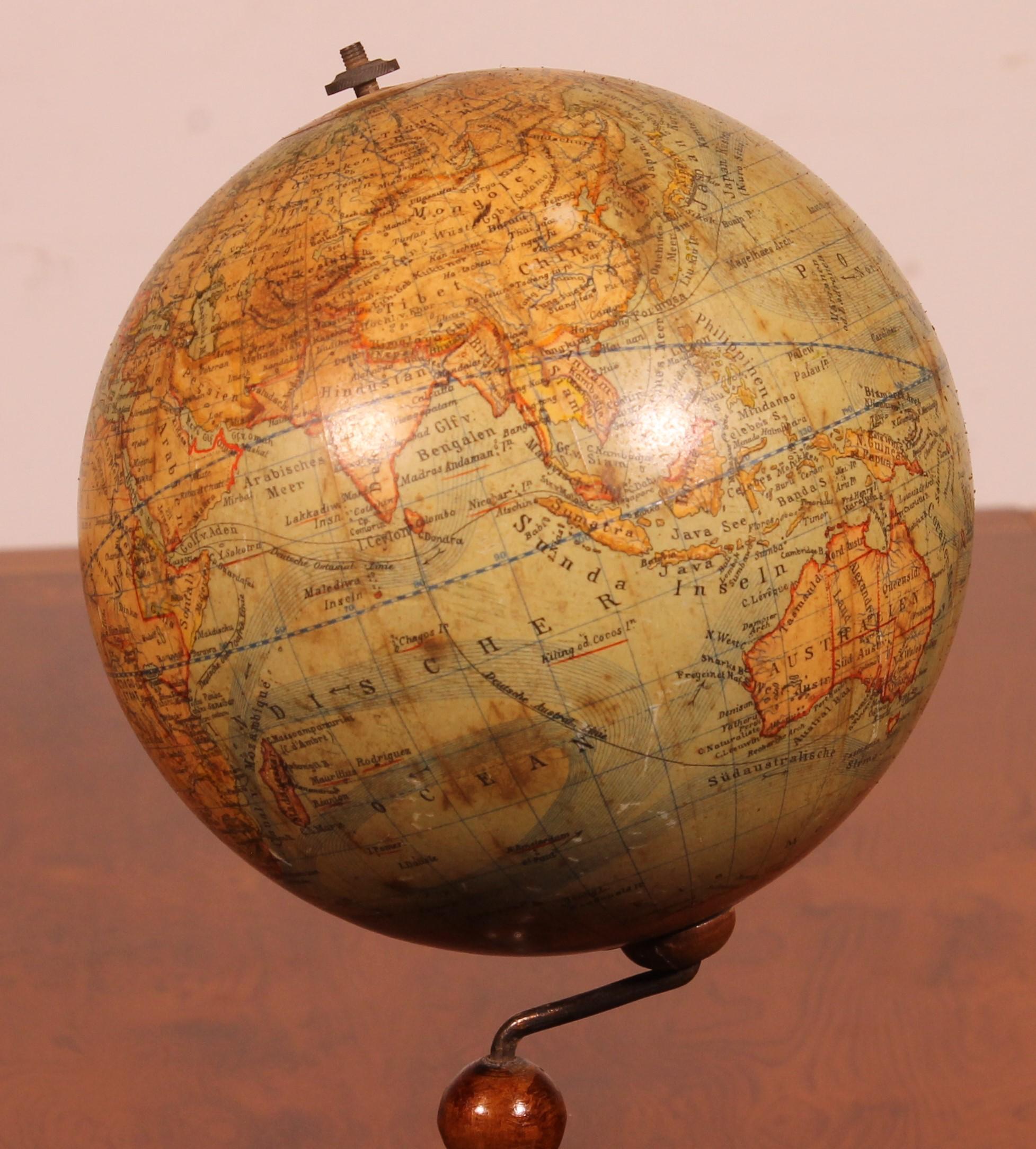 Joli globe terrestre Erd Globus du 19e siècle

Très beau petit modèle insolite en bois naturel  base avec une boussole
Globe en superbe état. Pas de pock quelques traces d'usure mais vraiment minimes
On peut trouver les courants maritimes sur le