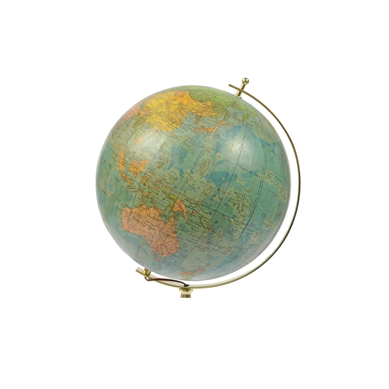 Terrestrial globe illuminated from the inside (EU plug); on the cartouche we read: Globo terrestre Geografico scala 1:50.000.000 Fisico – Politica Torino, made in the 1950s. Sphere of transparent celluloid and covered with paper and base of turned