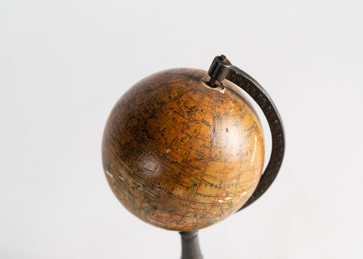 Globe terrestre sur un Stand en métal, France, début du 20e siècle État moyen - En vente à New York, NY
