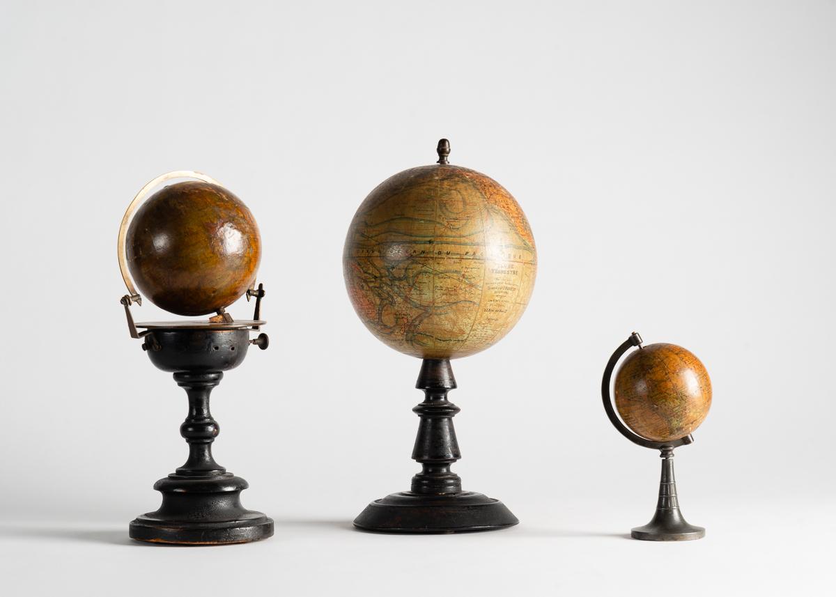 Métal Globe terrestre sur un Stand en métal, France, début du 20e siècle en vente