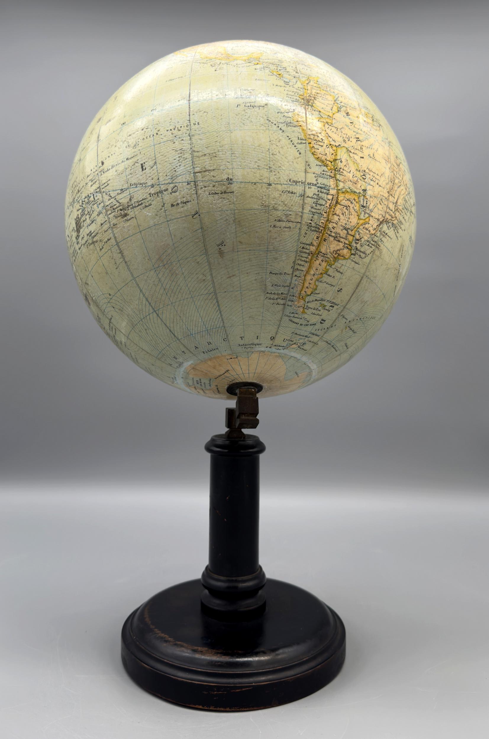 French Terrestrial globe on foot, Editions E. Bertaux, G. Thomas successeur, circa 1900 For Sale