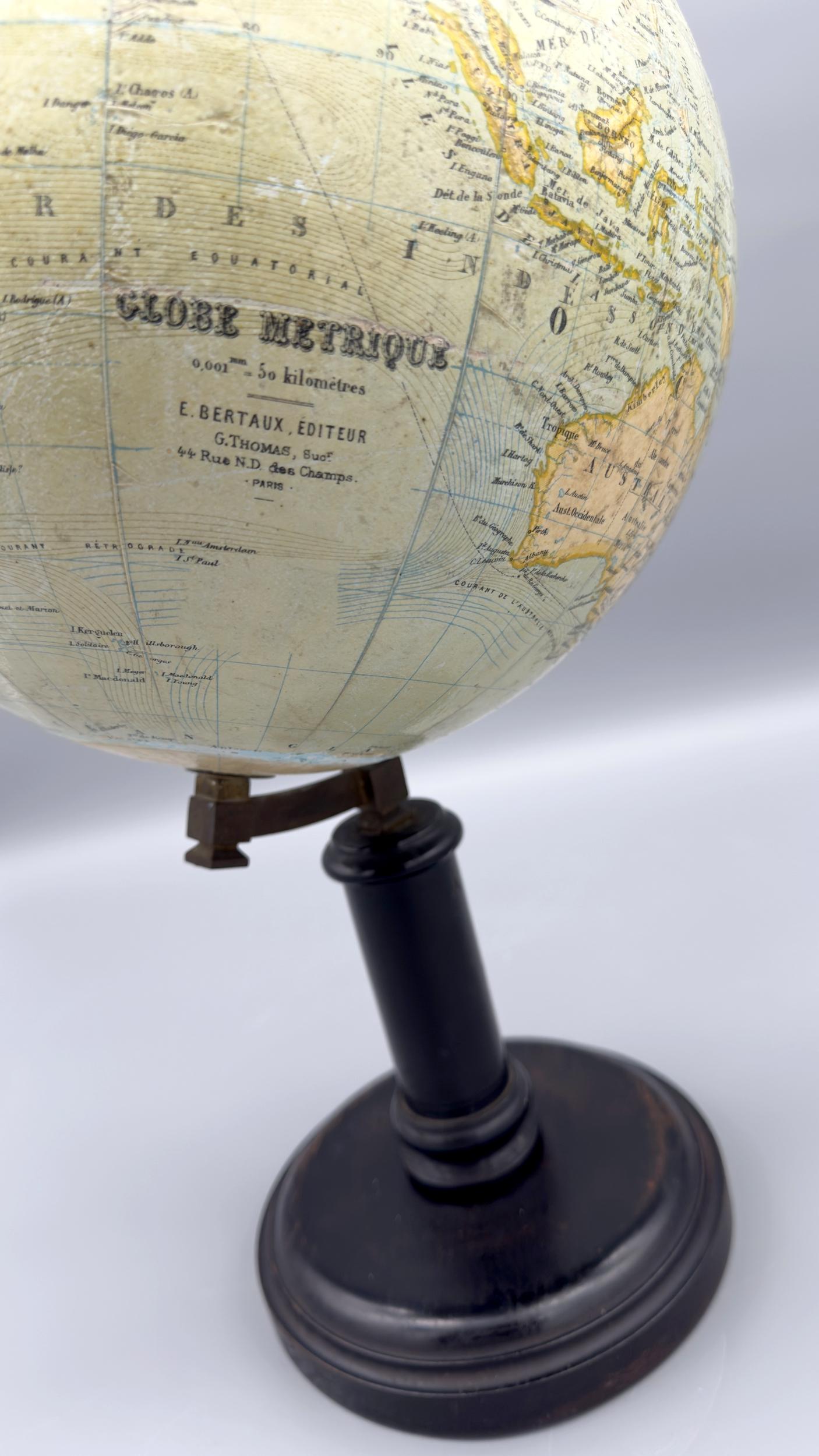 Terrestrial globe on foot, Editions E. Bertaux, G. Thomas successeur, circa 1900 In Good Condition For Sale In Paris, FR