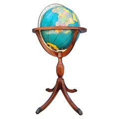 Globe terrestre sur pied:: circa 1940s
